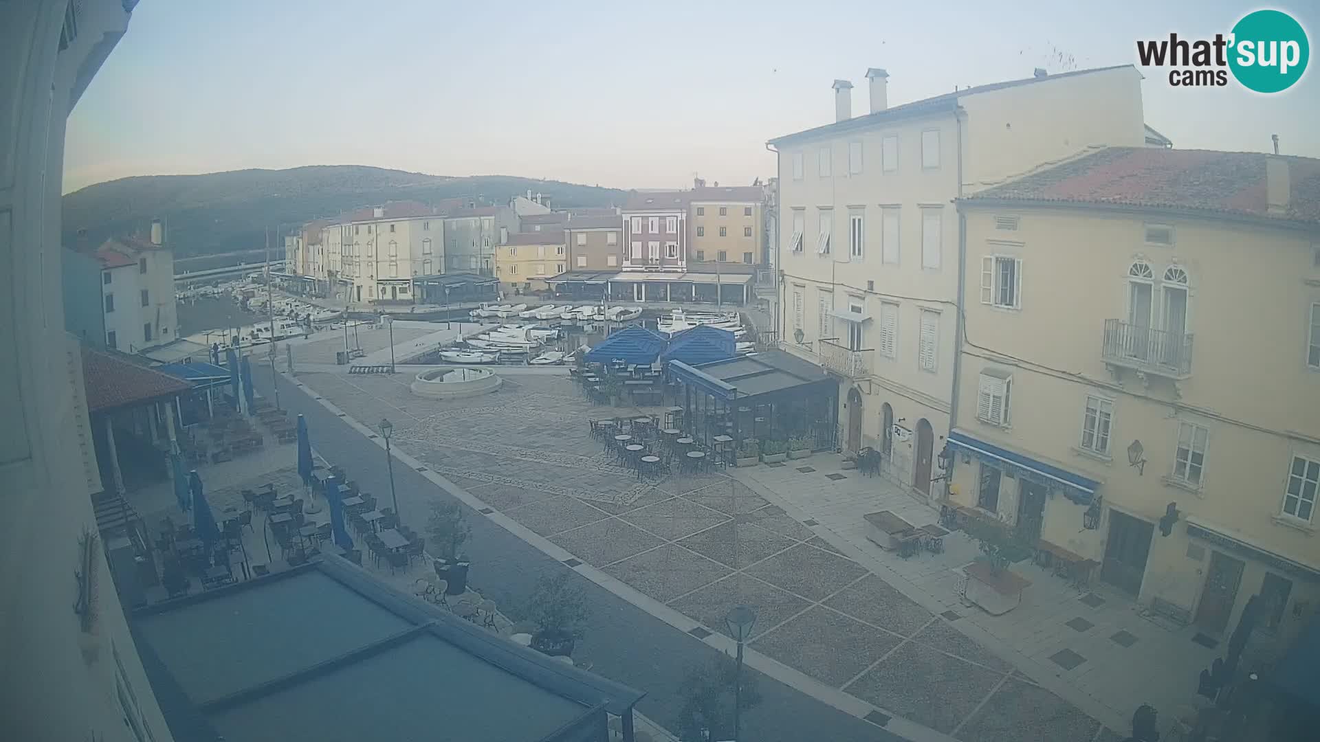 Cámara en vivo ciudad de Cres – plaza principal y “mandrač” – isla de Cres – Croacia