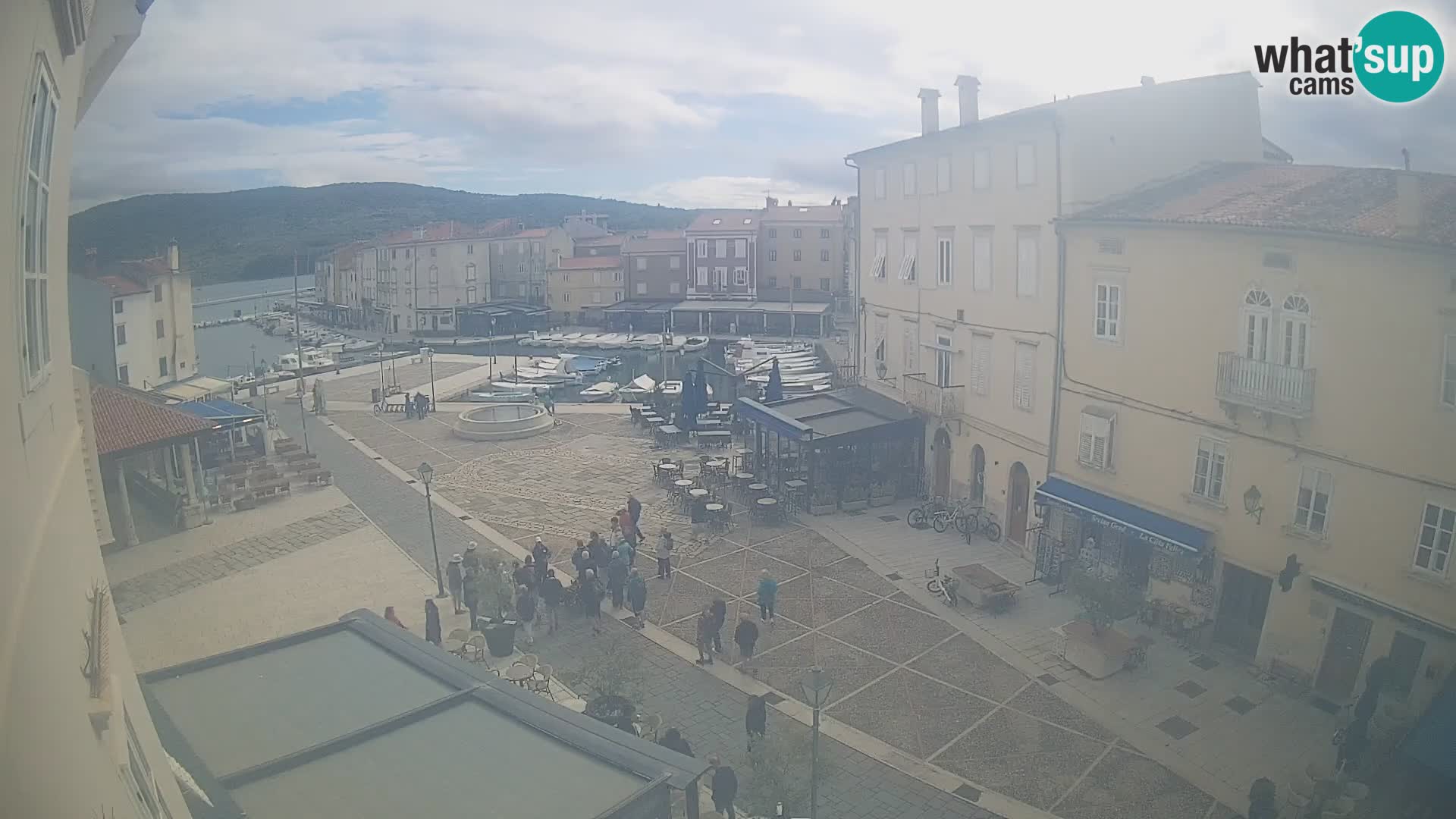 Web kamera Grad Cres – glavni trg i “mandrač” – otok Cres
