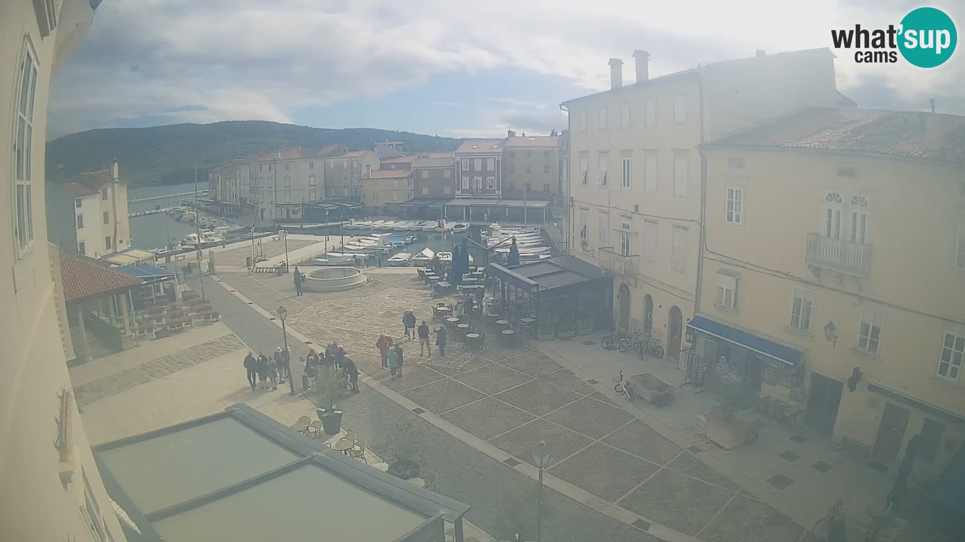 LIVE cam Cres city – place principale et “mandrač” – île de Cres – Croatie
