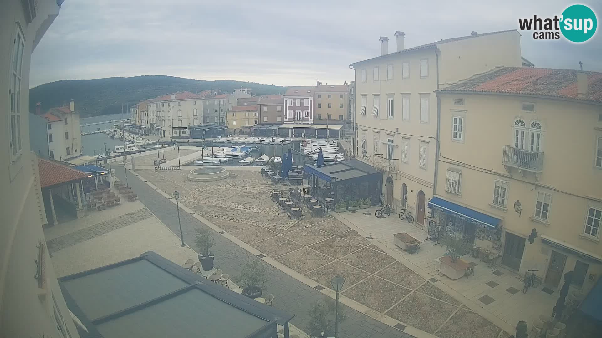 Cámara en vivo ciudad de Cres – plaza principal y “mandrač” – isla de Cres – Croacia