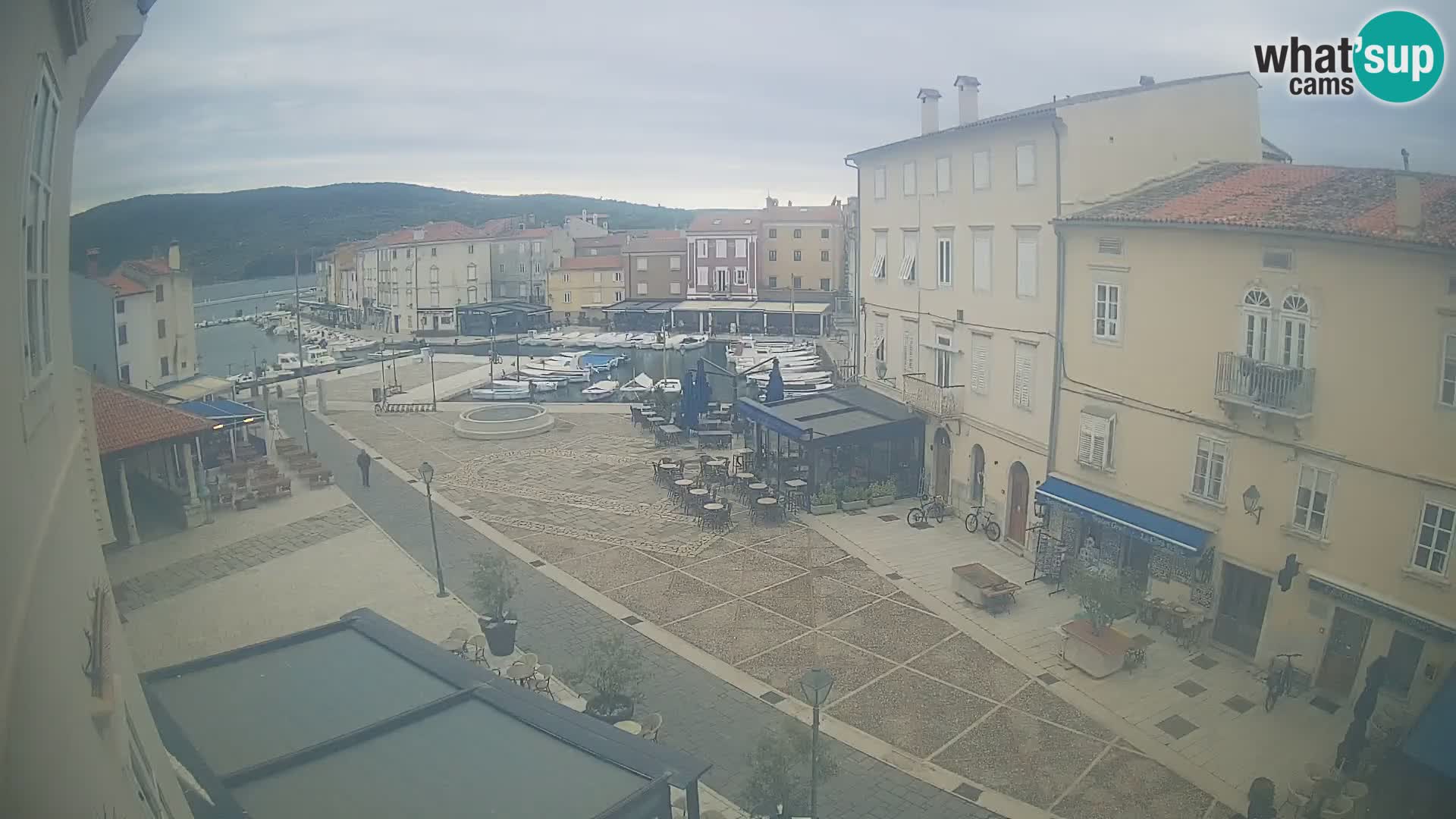 LIVE cam Cres city – place principale et “mandrač” – île de Cres – Croatie