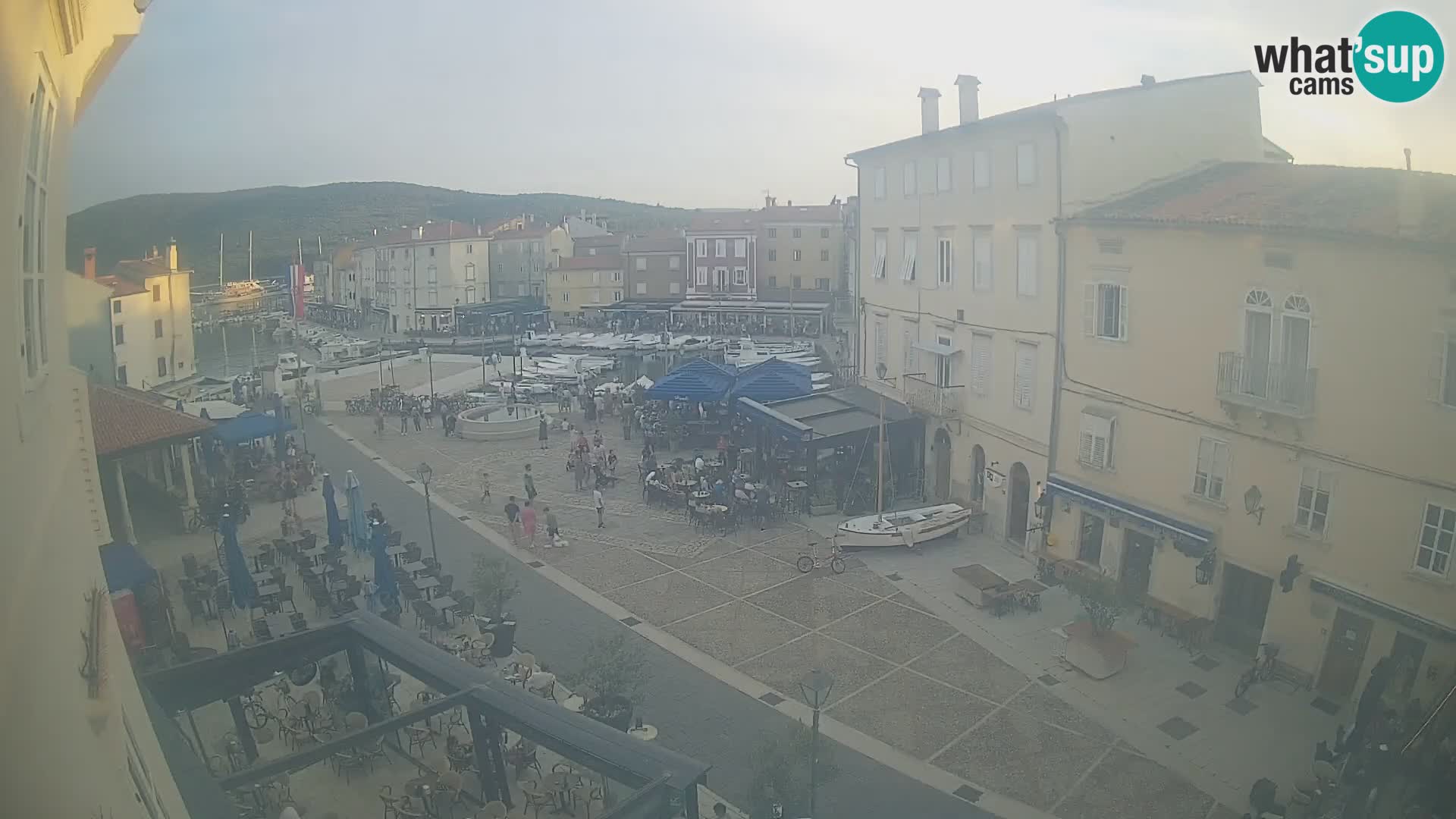 V ŽIVO spletna kamera Cres mesto – glavni trg in “mandrač” – otok Cres – Hrvaška