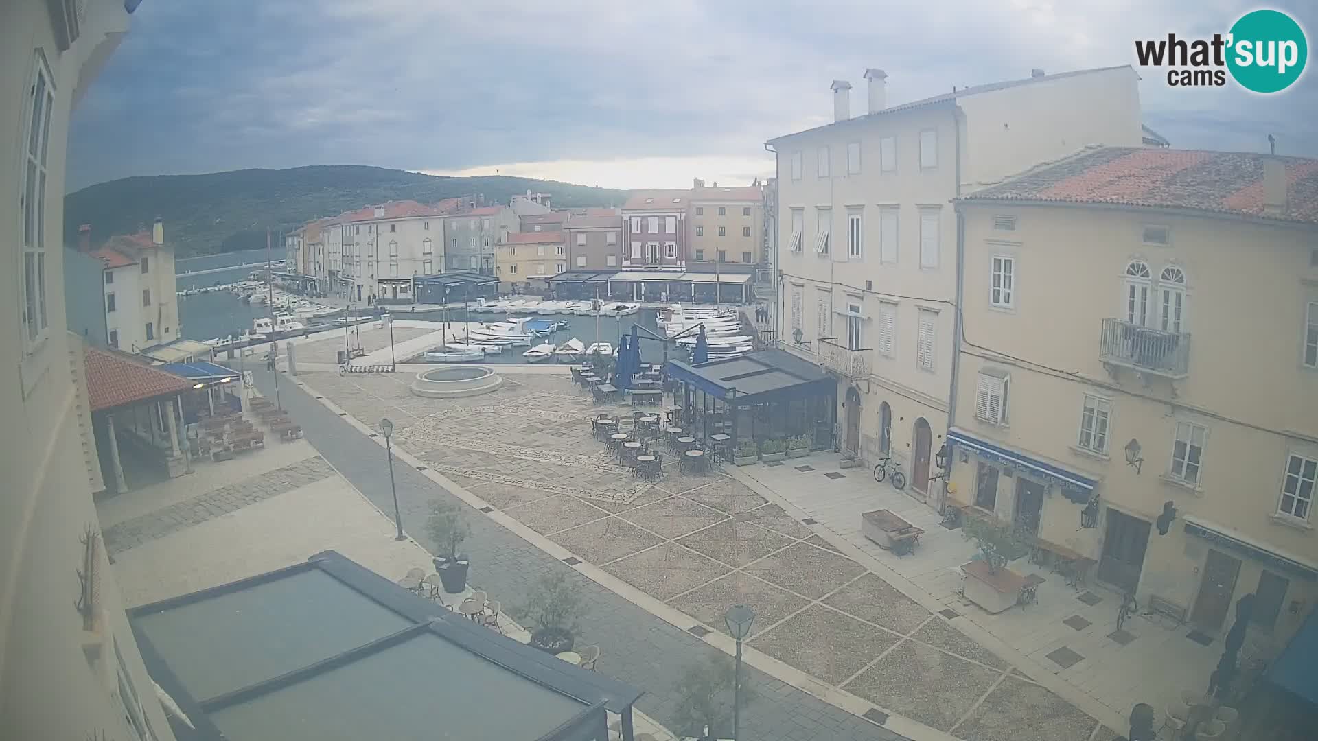 Web kamera Grad Cres – glavni trg i “mandrač” – otok Cres