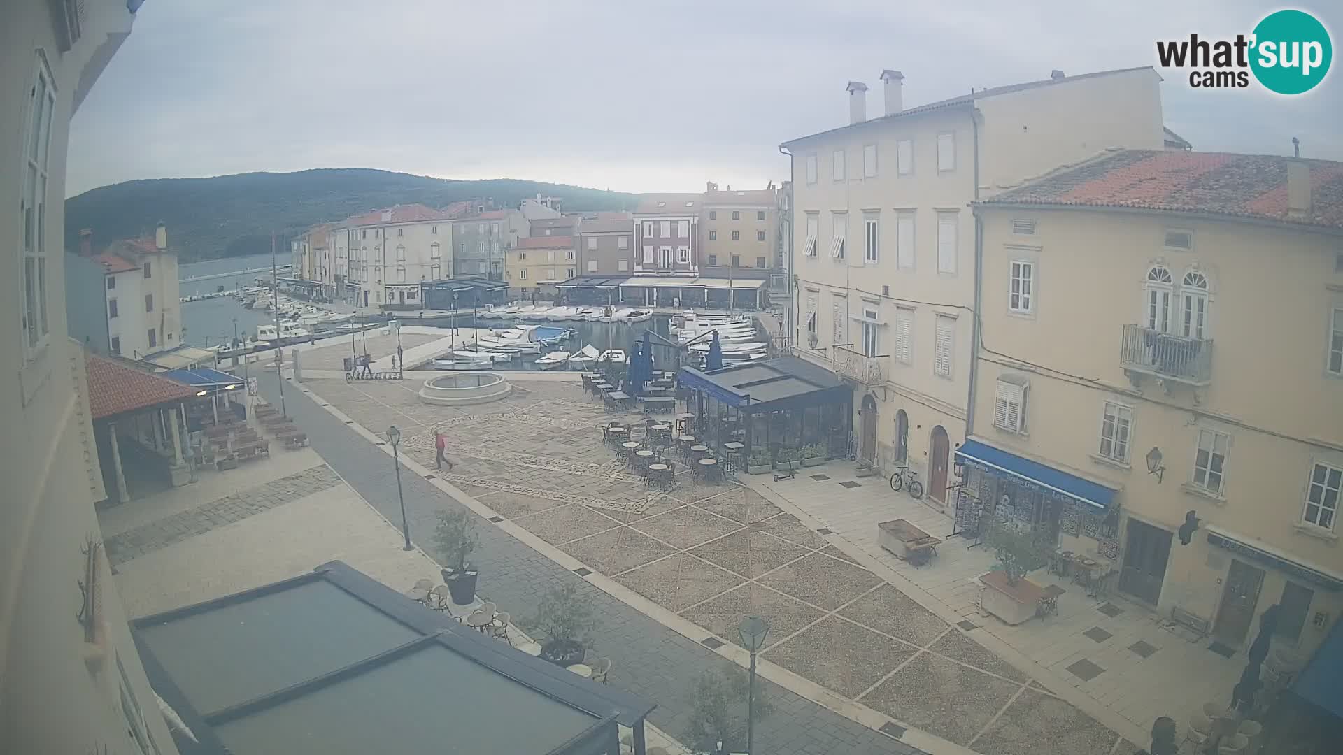 Web kamera Grad Cres – glavni trg i “mandrač” – otok Cres