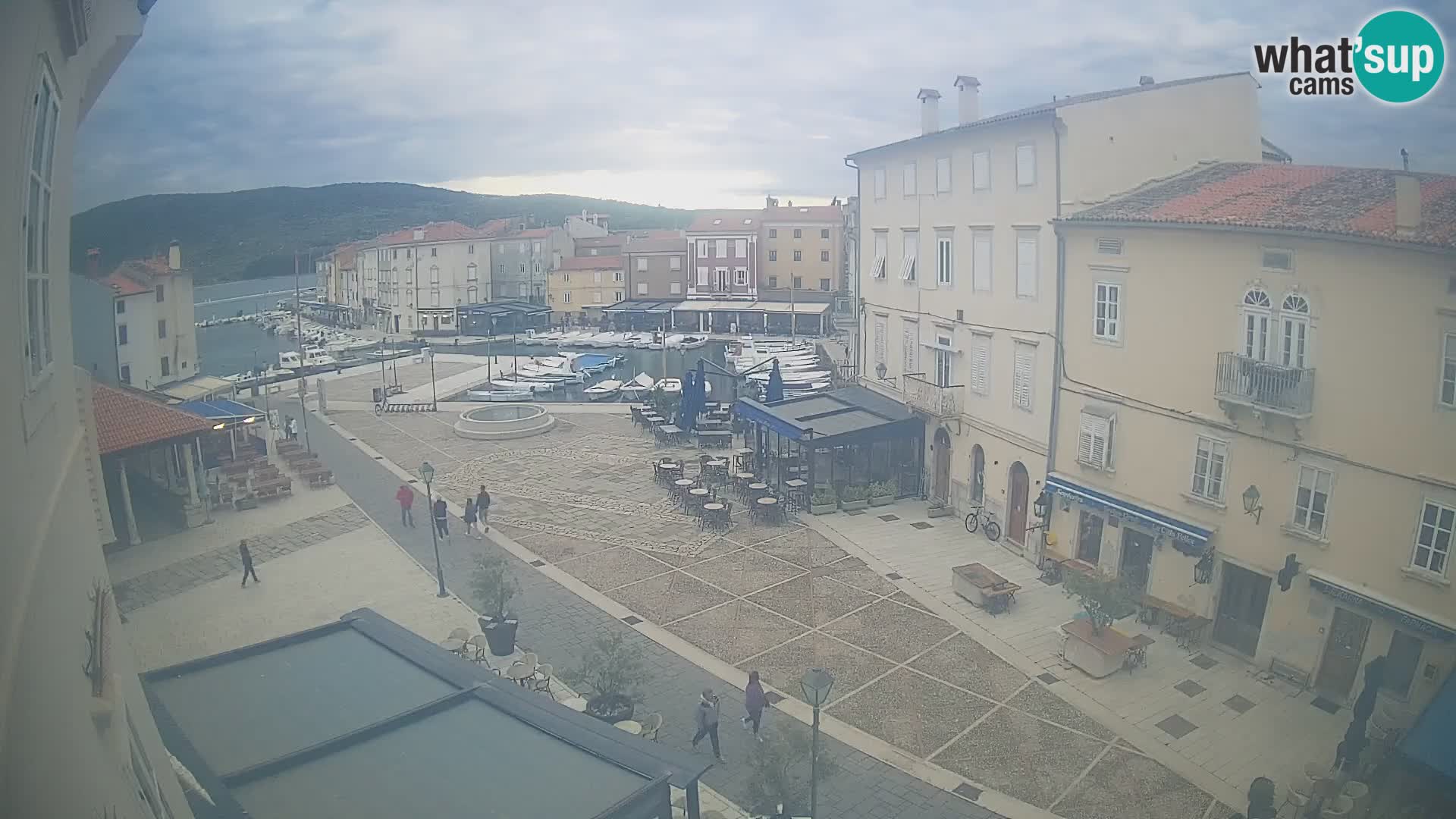 Cámara en vivo ciudad de Cres – plaza principal y “mandrač” – isla de Cres – Croacia