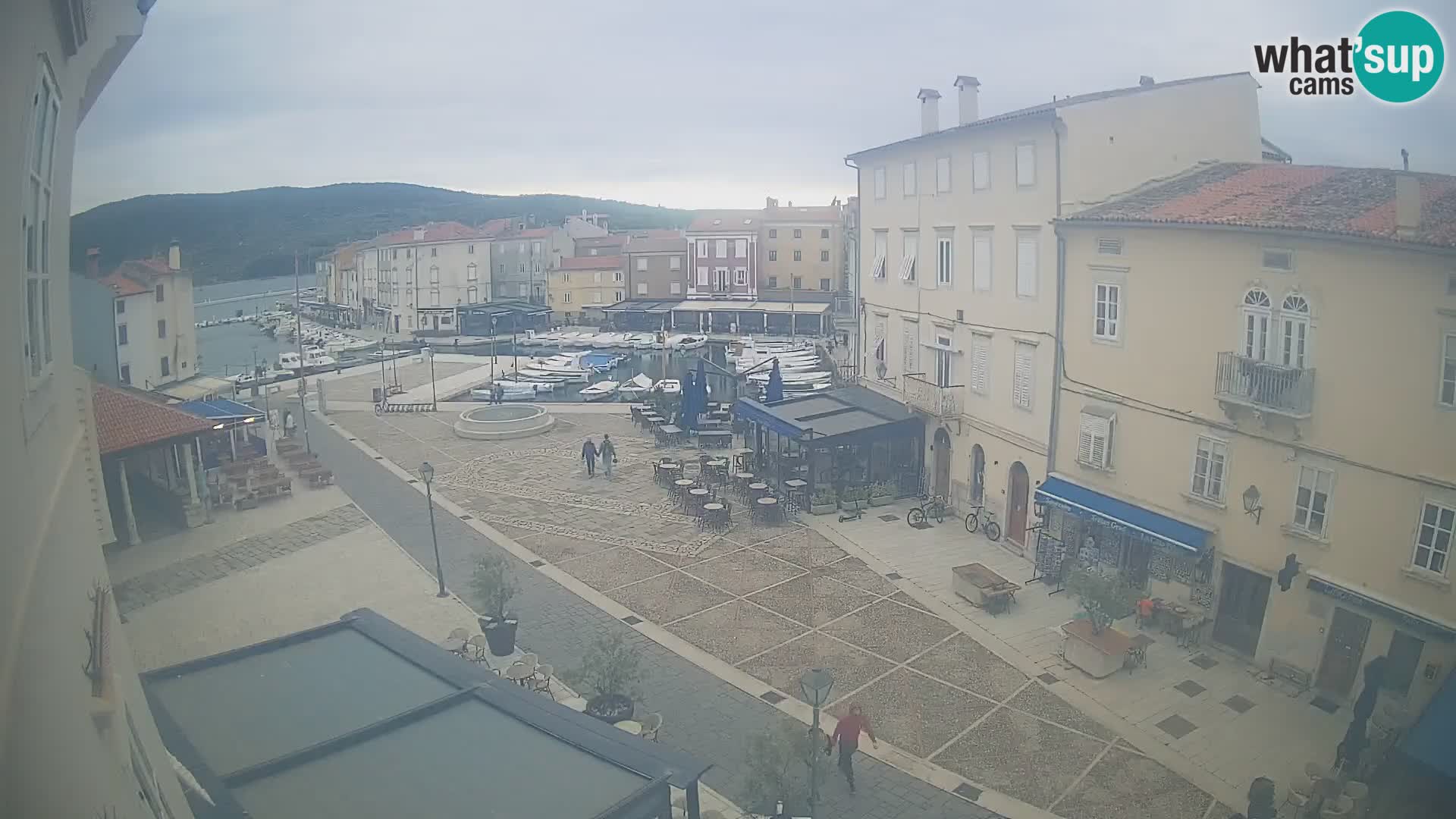 V ŽIVO spletna kamera Cres mesto – glavni trg in “mandrač” – otok Cres – Hrvaška