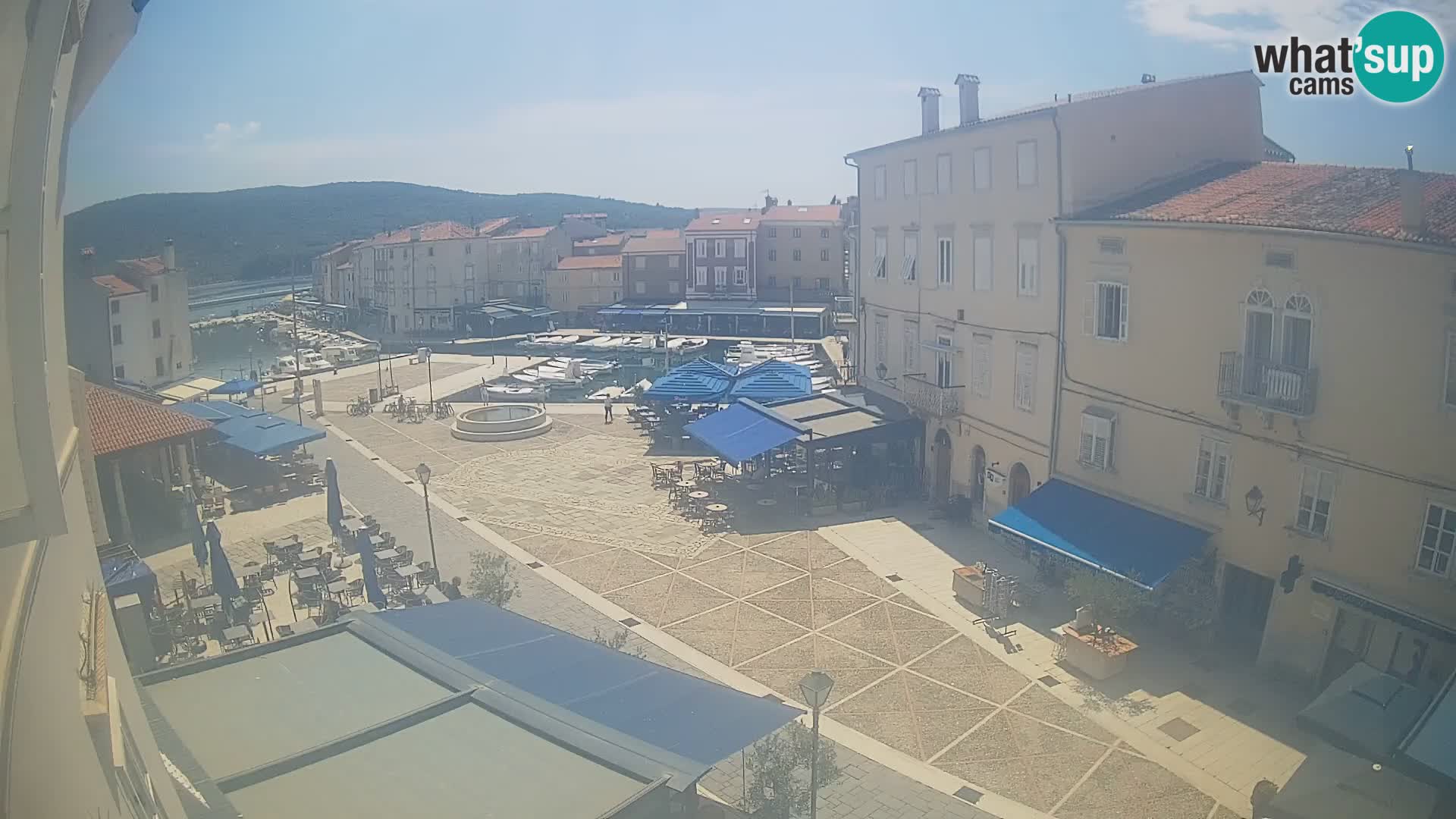 V ŽIVO spletna kamera Cres mesto – glavni trg in “mandrač” – otok Cres – Hrvaška