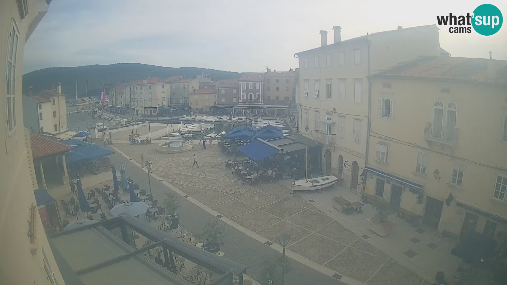 V ŽIVO spletna kamera Cres mesto – glavni trg in “mandrač” – otok Cres – Hrvaška