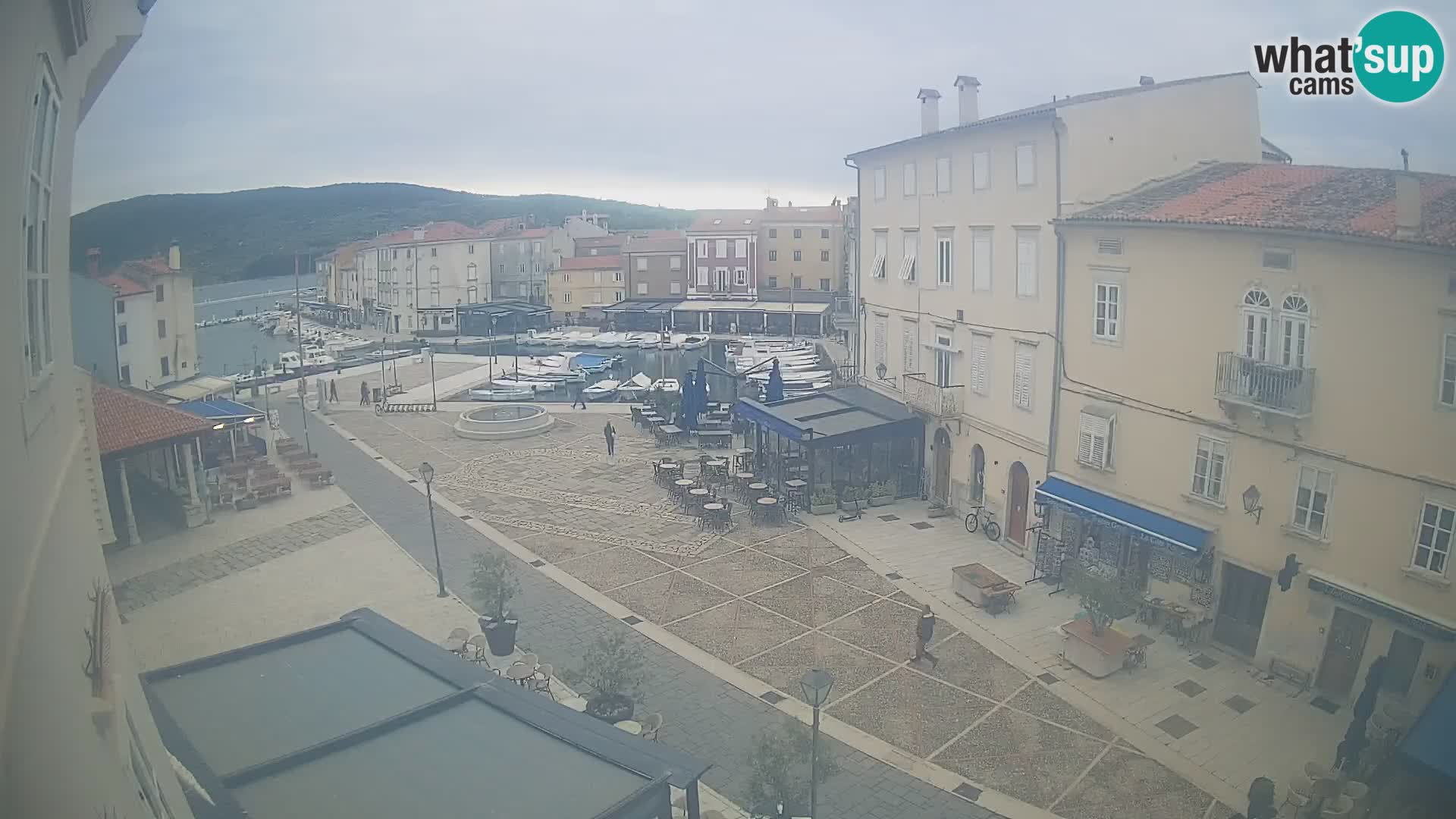 LIVE cam Cres city – place principale et “mandrač” – île de Cres – Croatie
