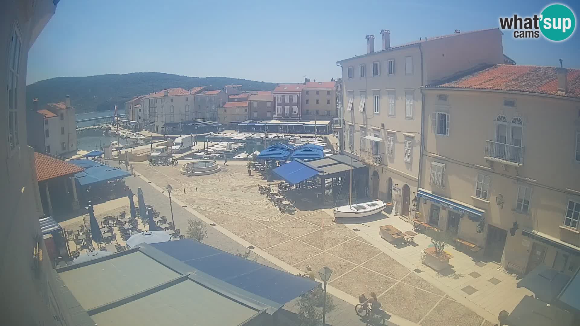 V ŽIVO spletna kamera Cres mesto – glavni trg in “mandrač” – otok Cres – Hrvaška