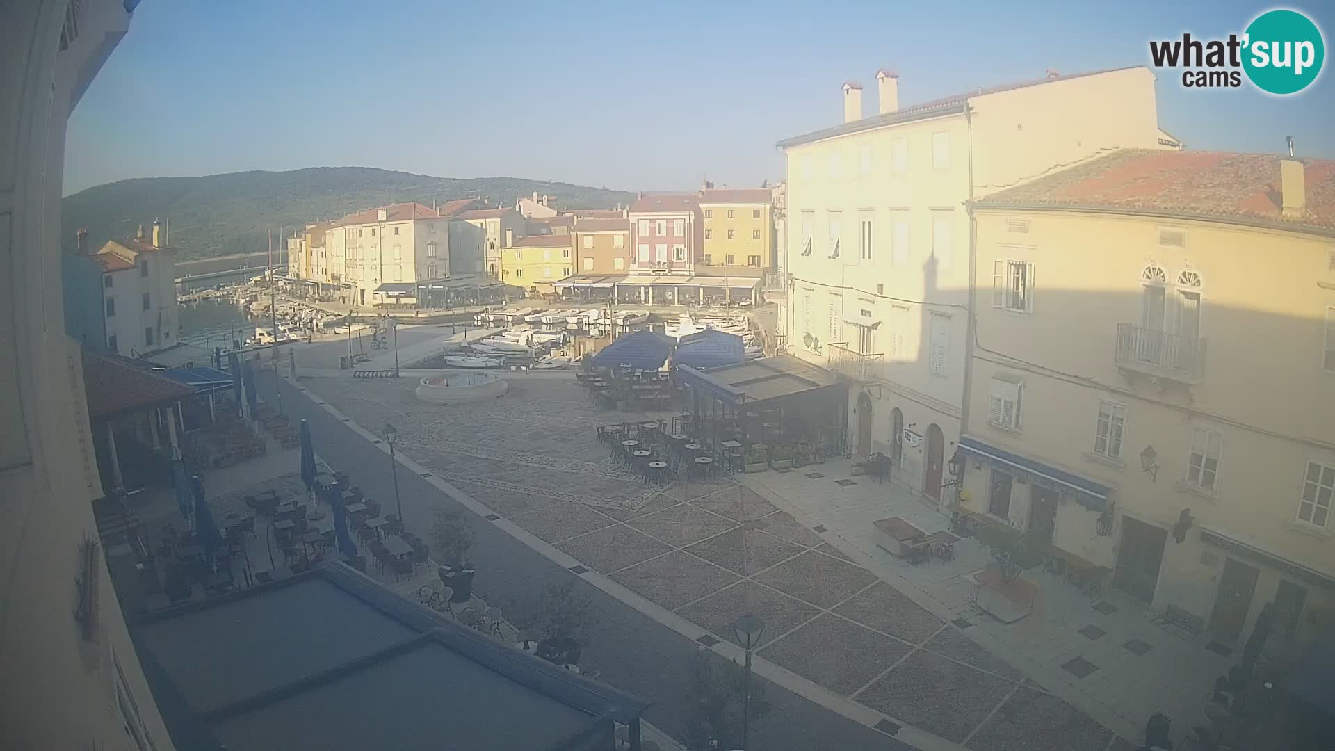 V ŽIVO spletna kamera Cres mesto – glavni trg in “mandrač” – otok Cres – Hrvaška