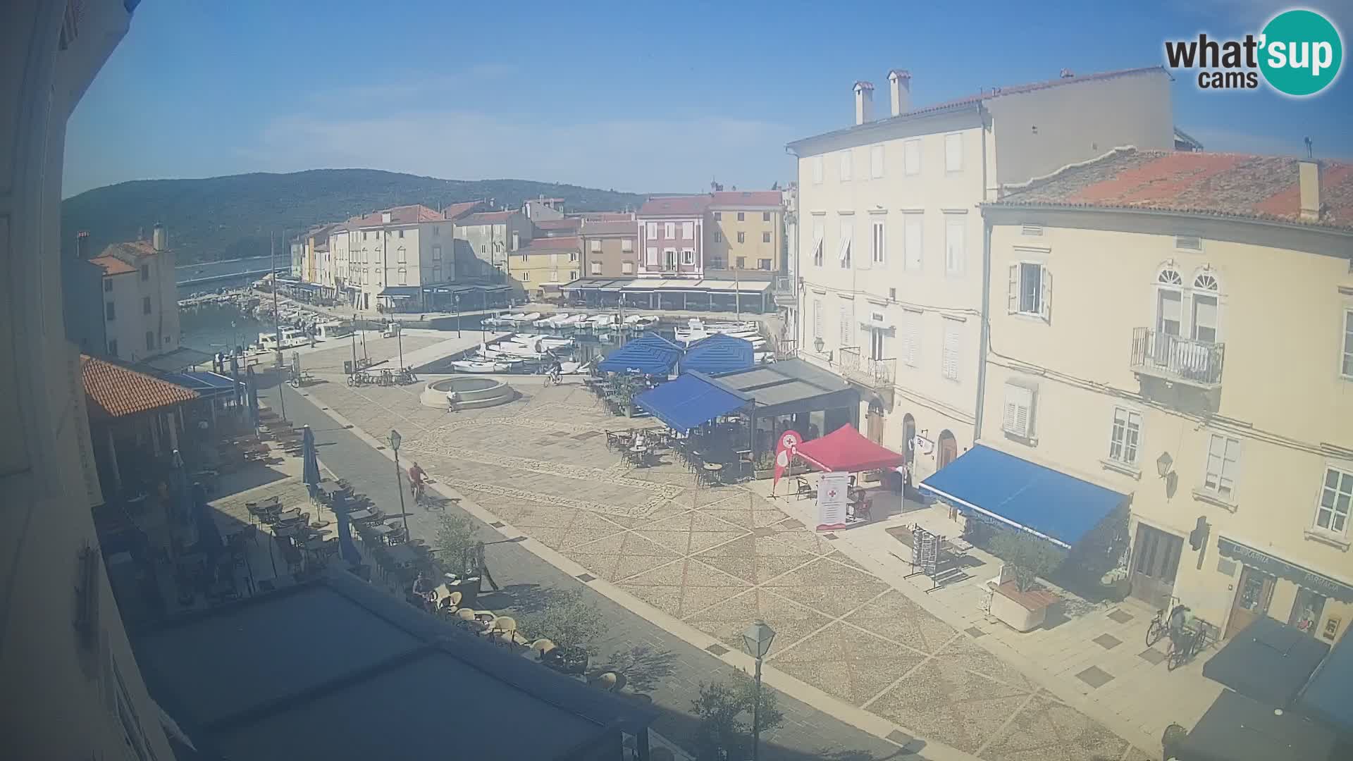 V ŽIVO spletna kamera Cres mesto – glavni trg in “mandrač” – otok Cres – Hrvaška