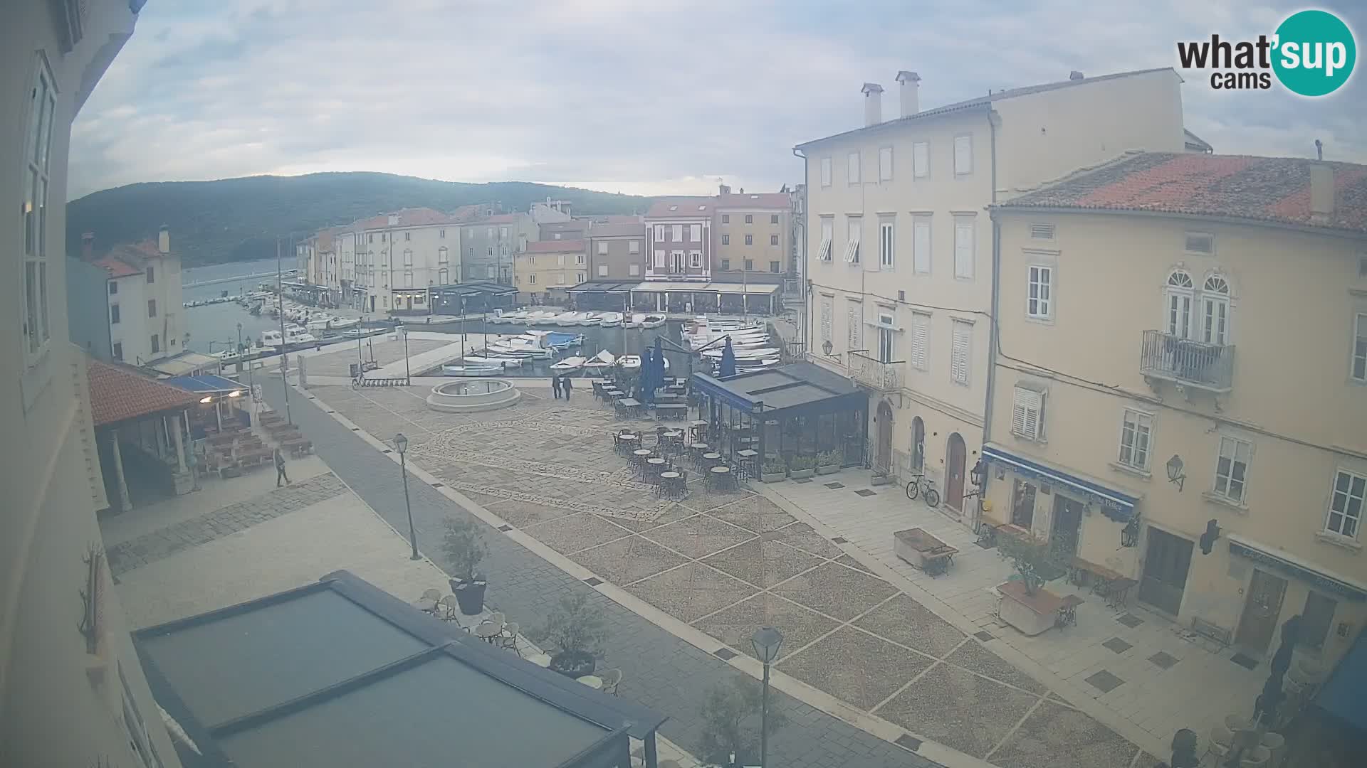 LIVE cam Cres city – place principale et “mandrač” – île de Cres – Croatie