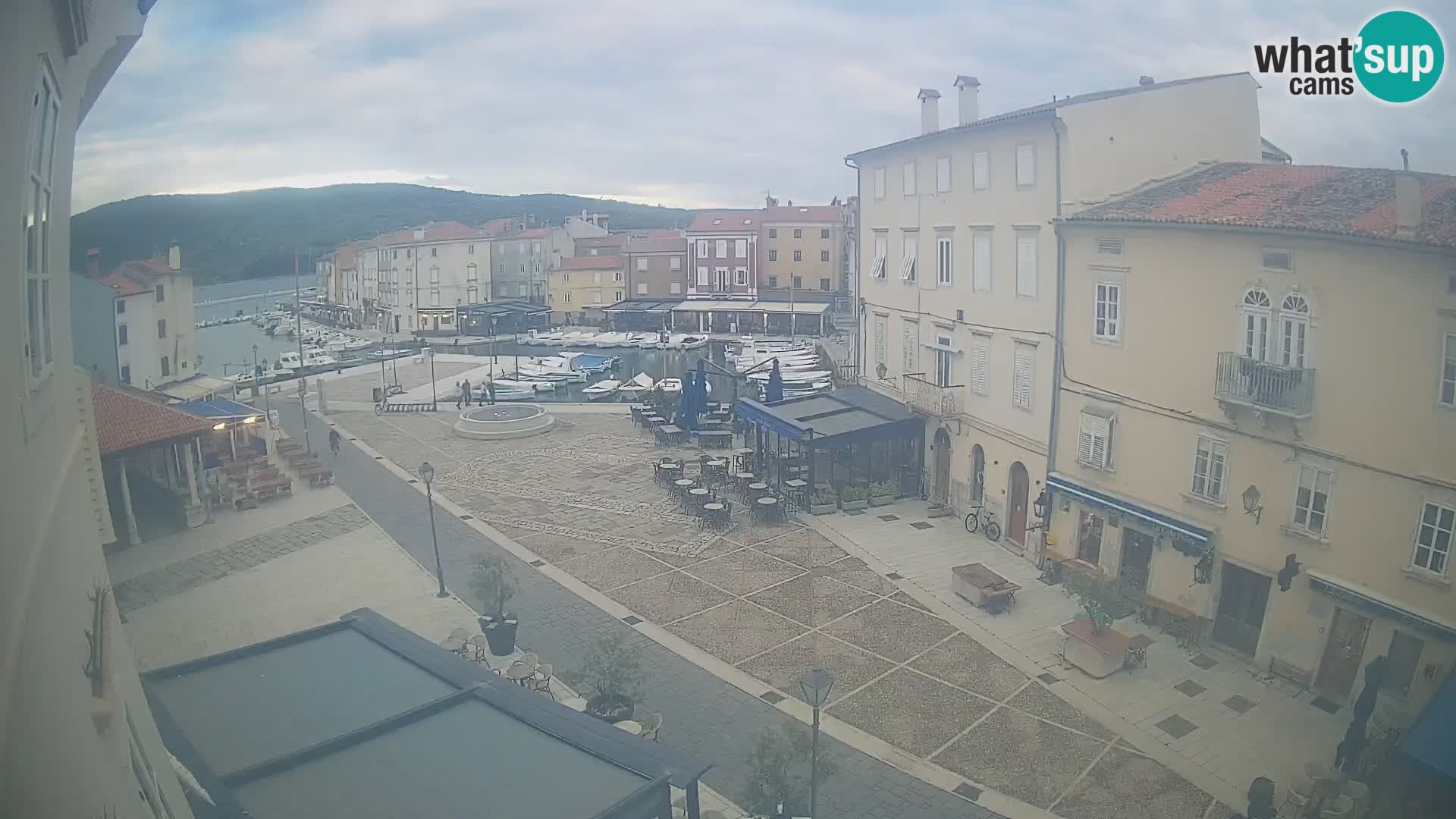 V ŽIVO spletna kamera Cres mesto – glavni trg in “mandrač” – otok Cres – Hrvaška