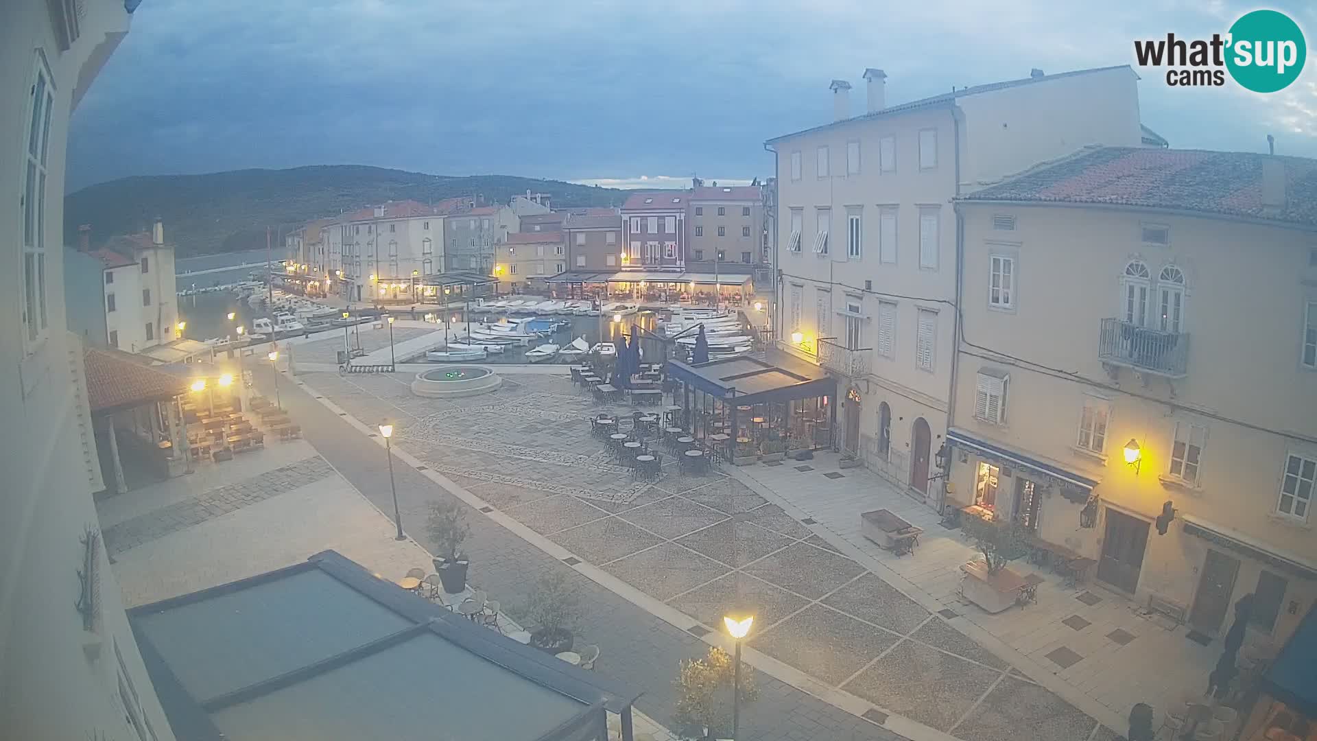 Cámara en vivo ciudad de Cres – plaza principal y “mandrač” – isla de Cres – Croacia