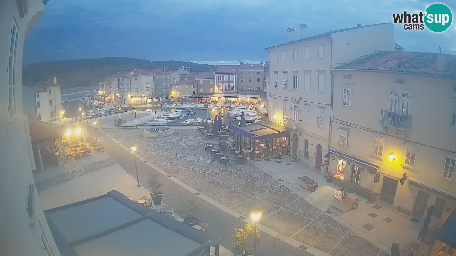 Cámara en vivo ciudad de Cres – plaza principal y “mandrač” – isla de Cres – Croacia