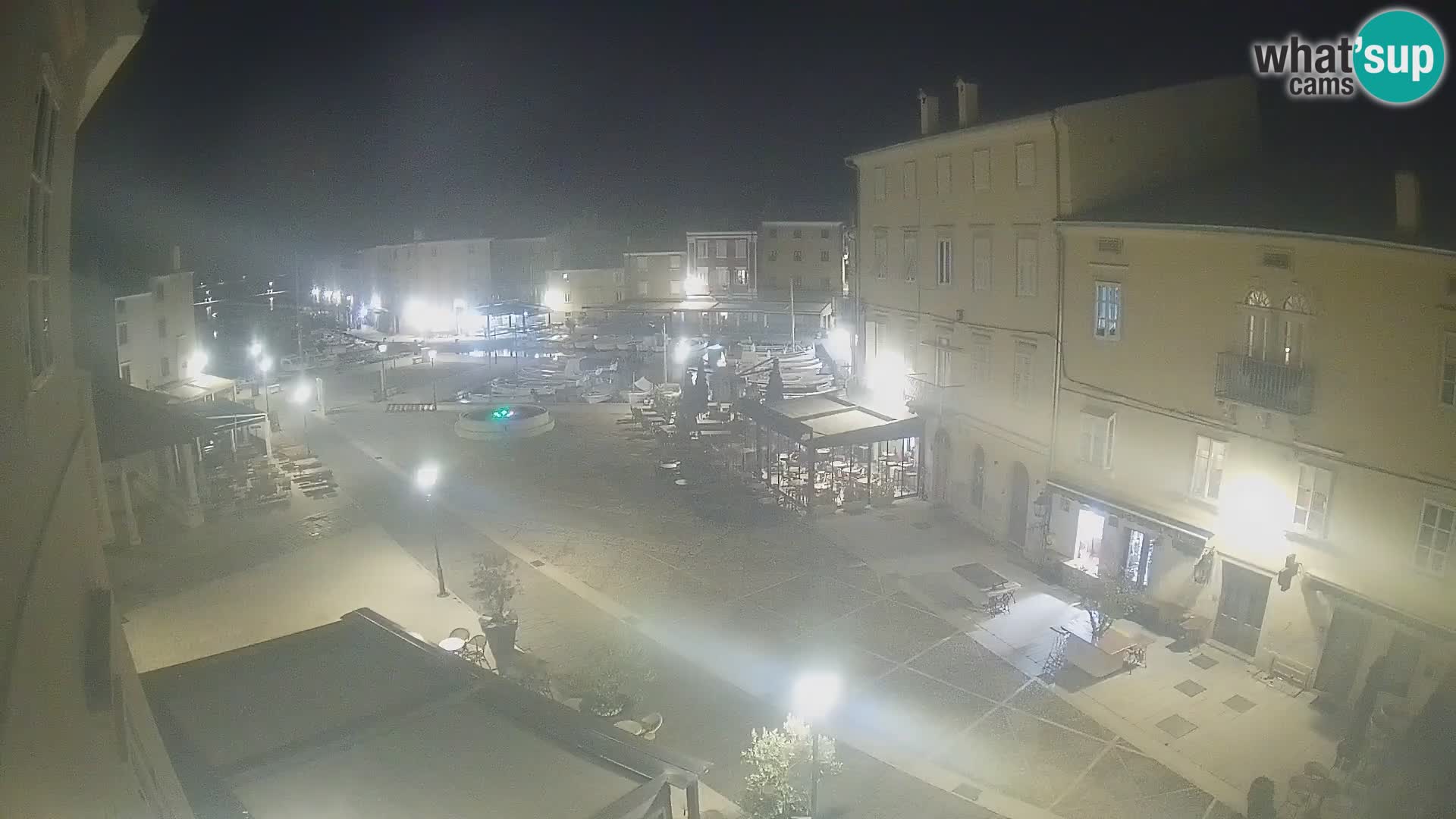 Web kamera Grad Cres – glavni trg i “mandrač” – otok Cres