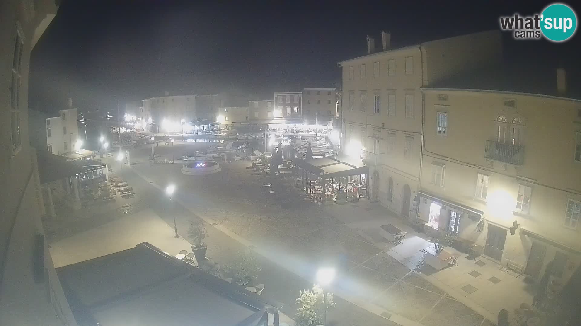V ŽIVO spletna kamera Cres mesto – glavni trg in “mandrač” – otok Cres – Hrvaška