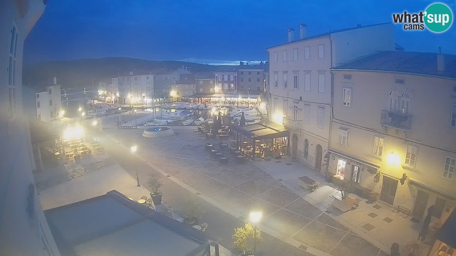 V ŽIVO spletna kamera Cres mesto – glavni trg in “mandrač” – otok Cres – Hrvaška