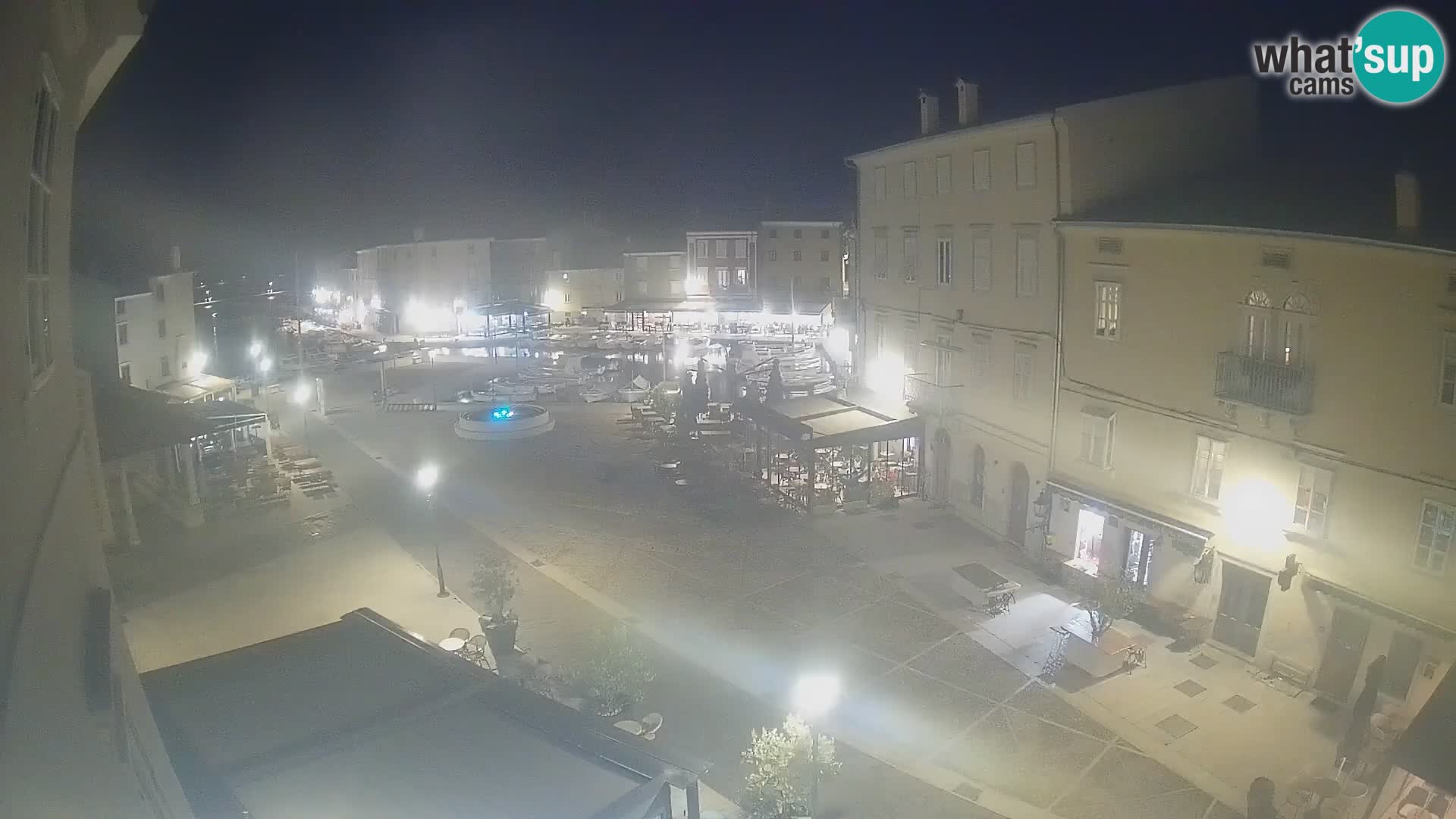 Web kamera Grad Cres – glavni trg i “mandrač” – otok Cres