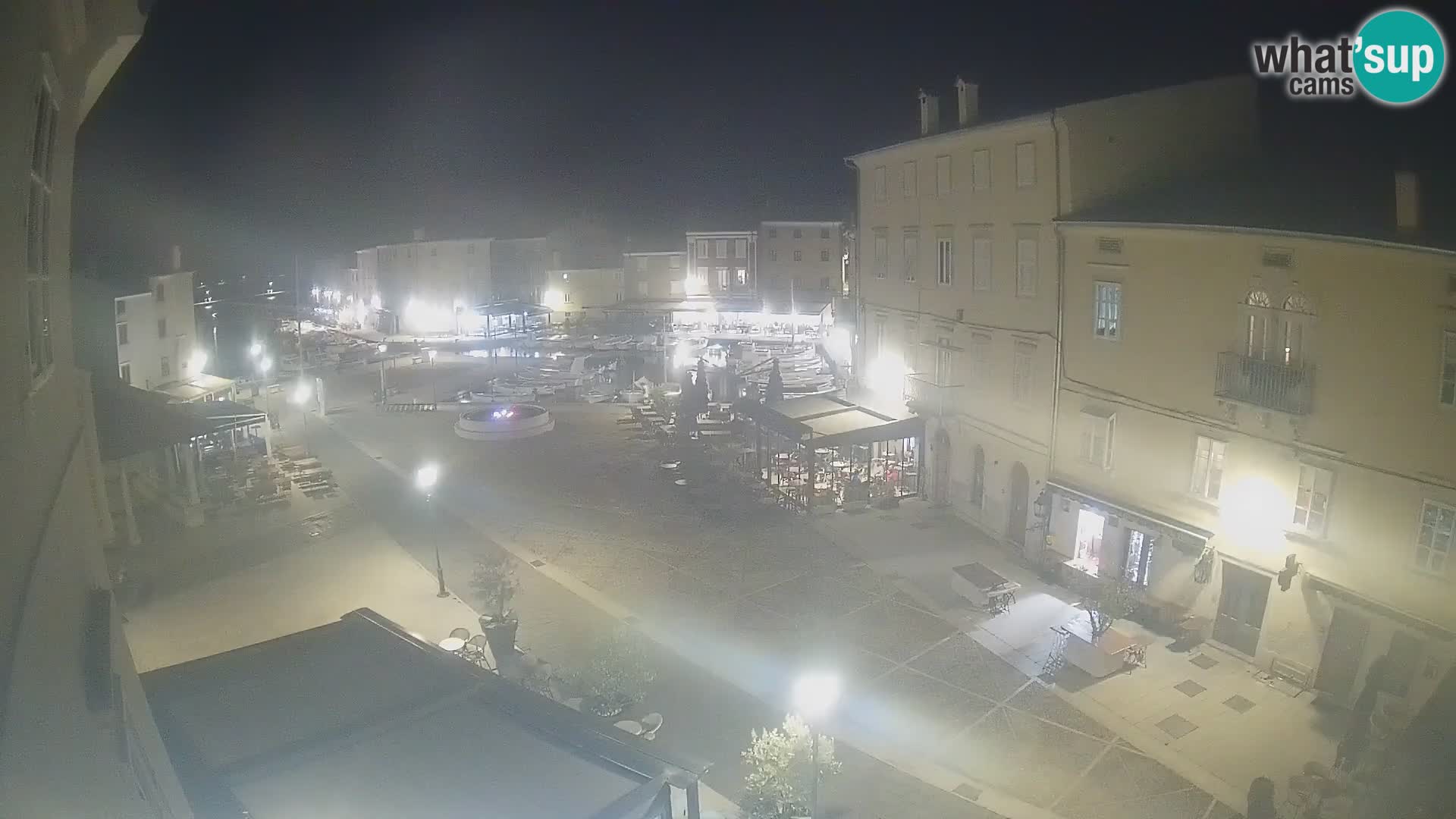 Web kamera Grad Cres – glavni trg i “mandrač” – otok Cres