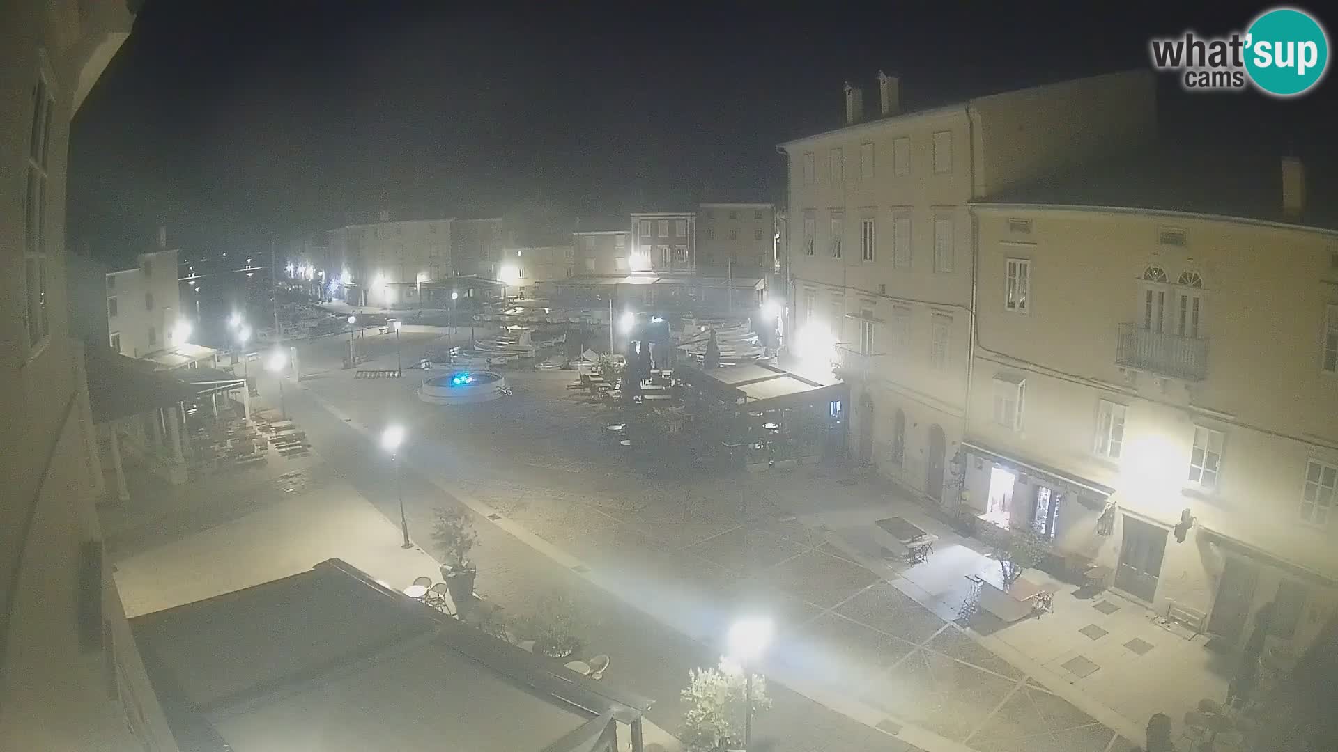 V ŽIVO spletna kamera Cres mesto – glavni trg in “mandrač” – otok Cres – Hrvaška