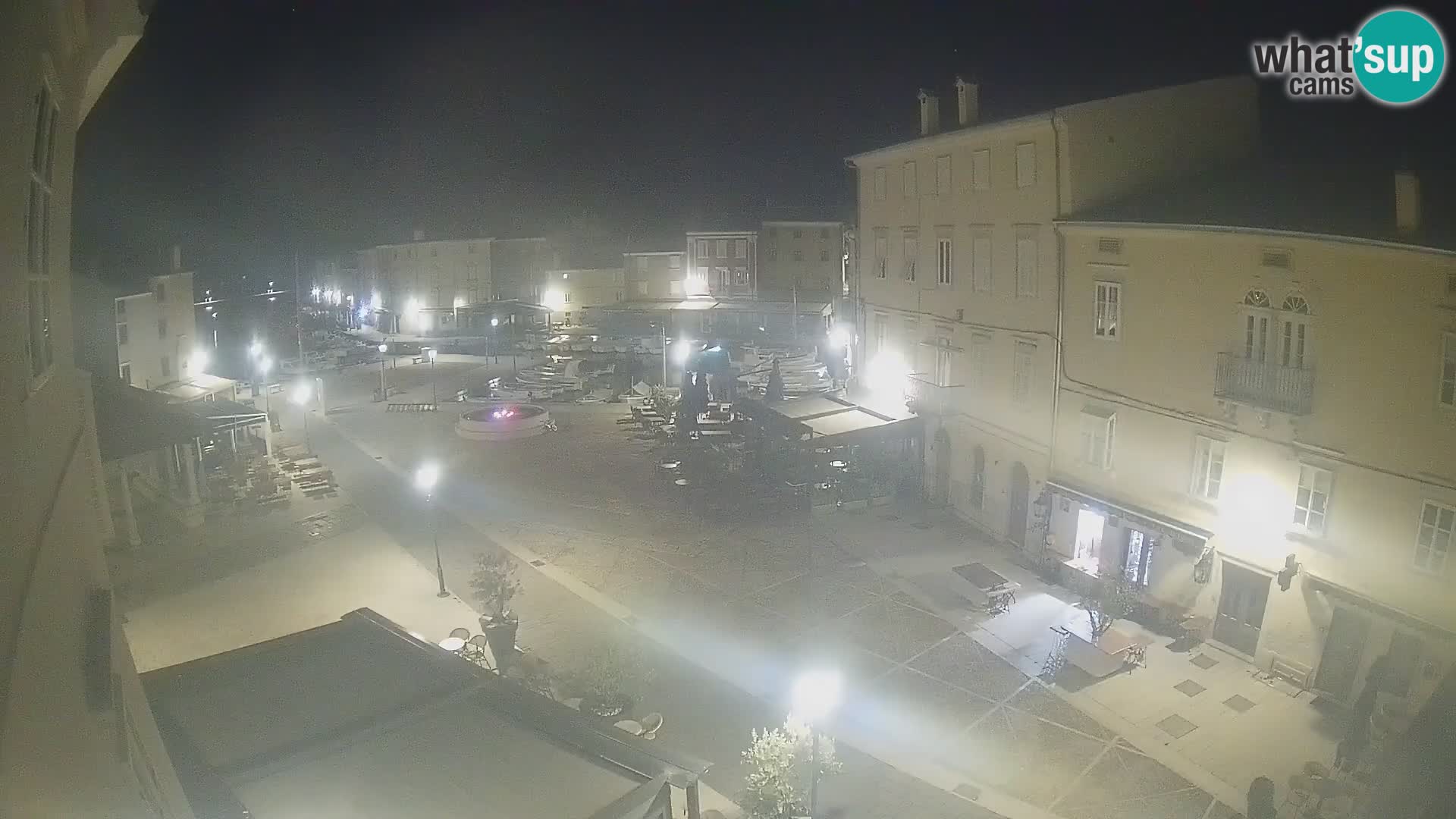 Web kamera Grad Cres – glavni trg i “mandrač” – otok Cres