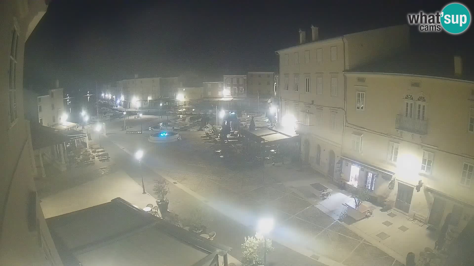 V ŽIVO spletna kamera Cres mesto – glavni trg in “mandrač” – otok Cres – Hrvaška
