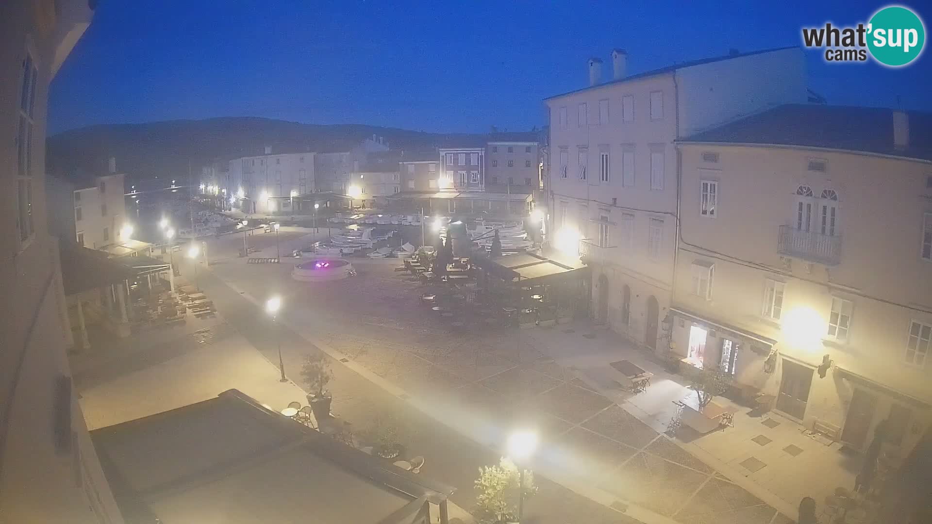 Web kamera Grad Cres – glavni trg i “mandrač” – otok Cres