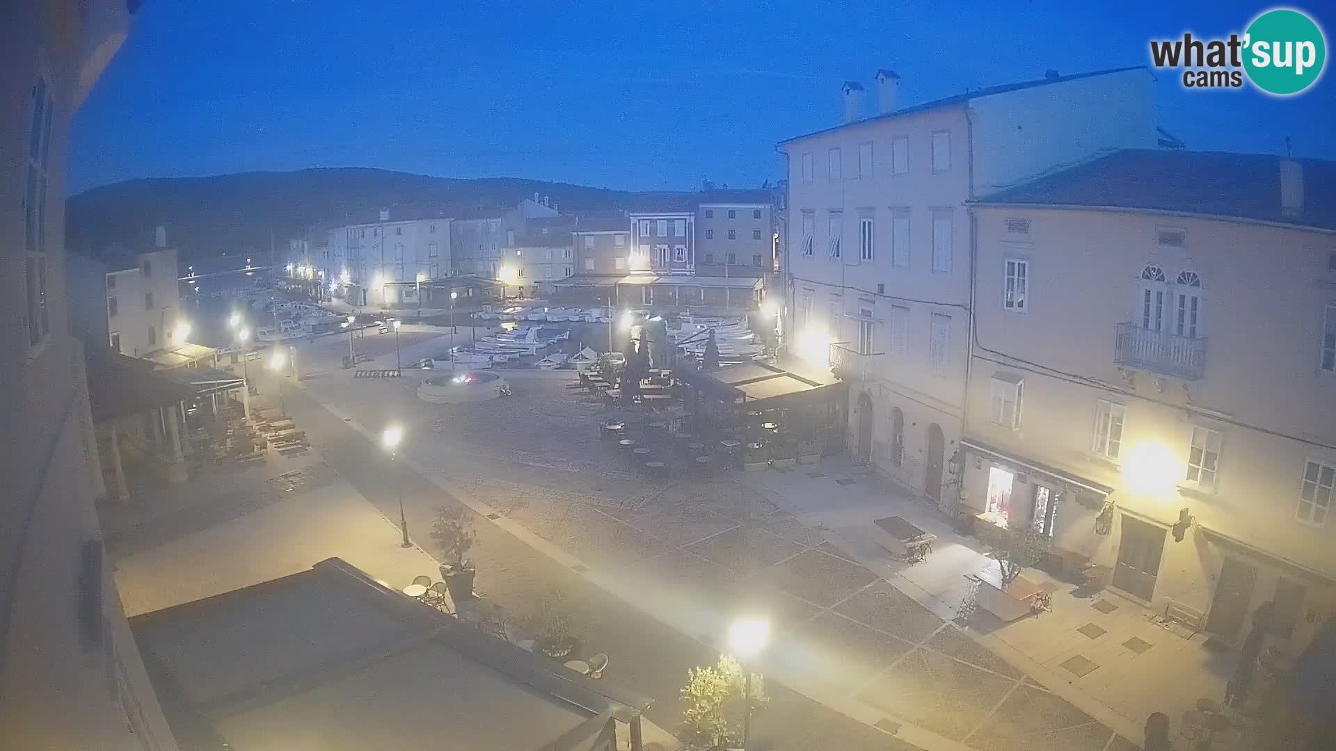 Web kamera Grad Cres – glavni trg i “mandrač” – otok Cres
