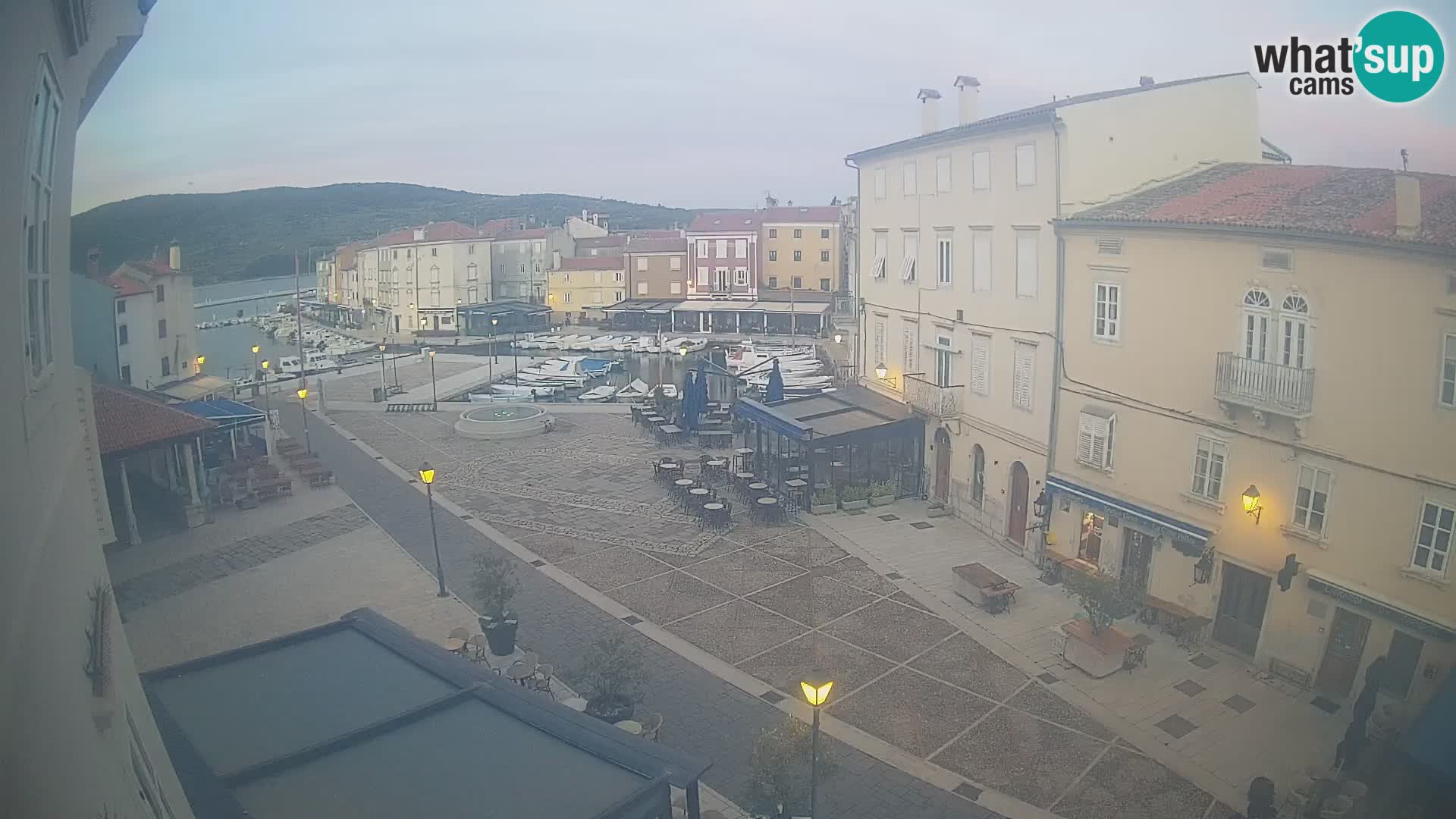 Cámara en vivo ciudad de Cres – plaza principal y “mandrač” – isla de Cres – Croacia