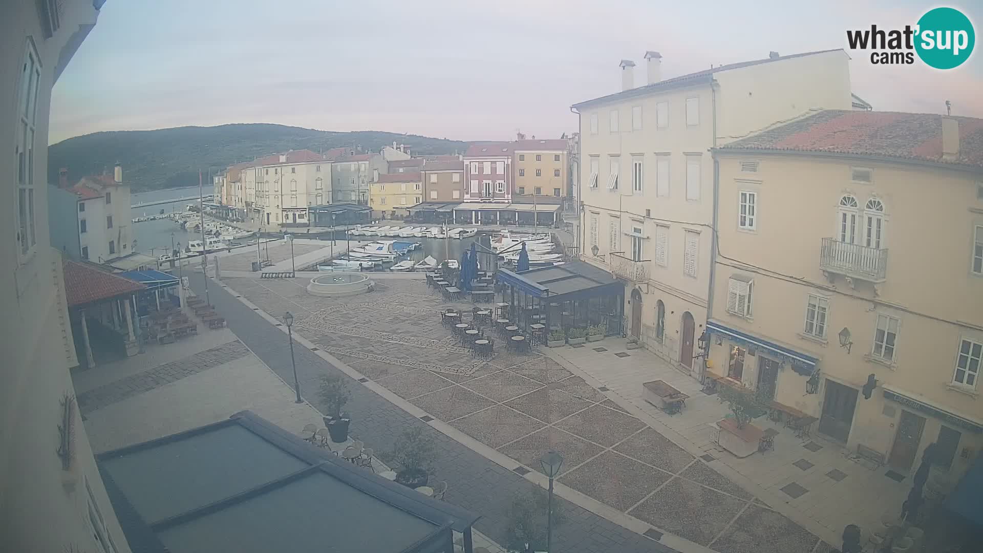 LIVE cam Cres city – place principale et “mandrač” – île de Cres – Croatie