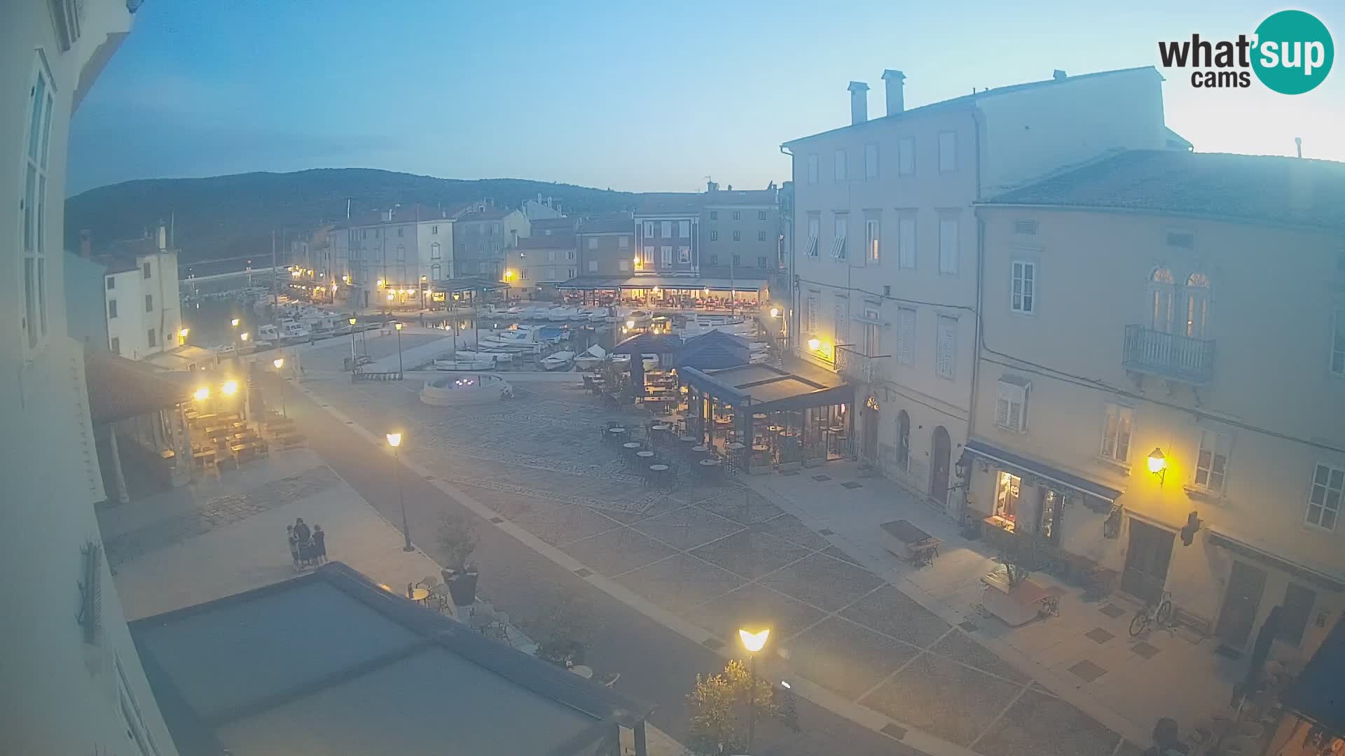 V ŽIVO spletna kamera Cres mesto – glavni trg in “mandrač” – otok Cres – Hrvaška