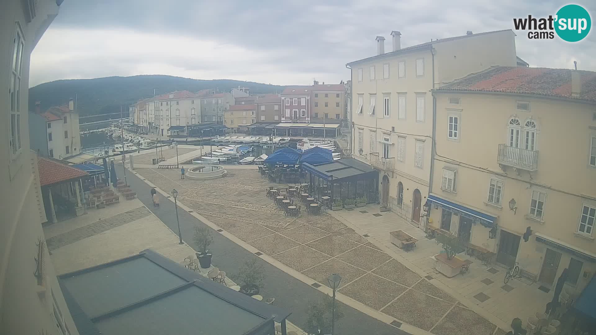 V ŽIVO spletna kamera Cres mesto – glavni trg in “mandrač” – otok Cres – Hrvaška