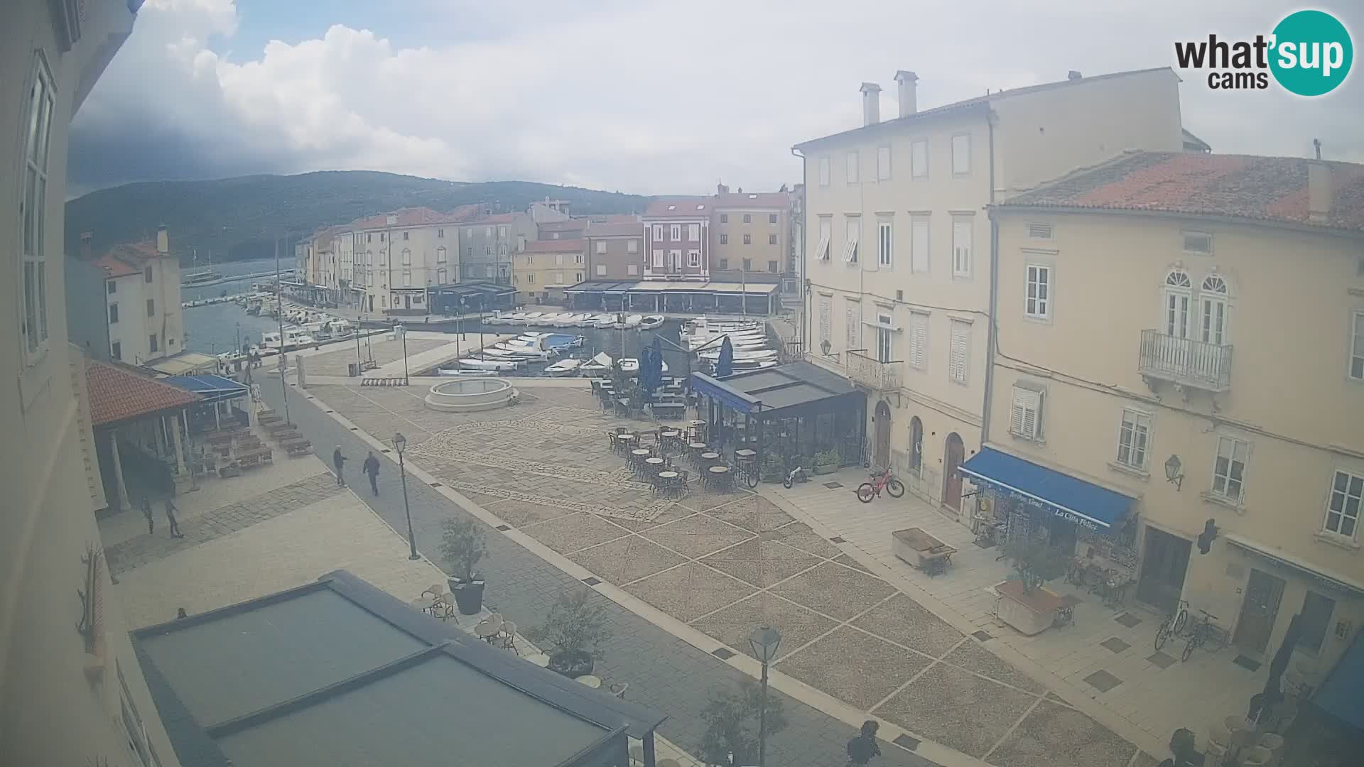 LIVE cam Cres city – place principale et “mandrač” – île de Cres – Croatie