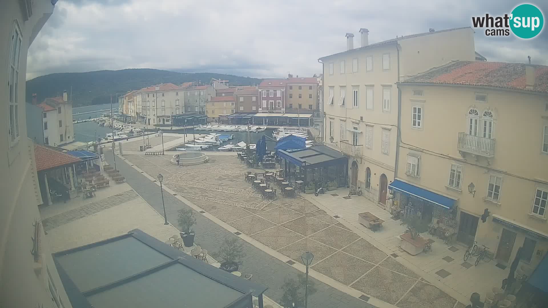 LIVE cam Cres city – place principale et “mandrač” – île de Cres – Croatie
