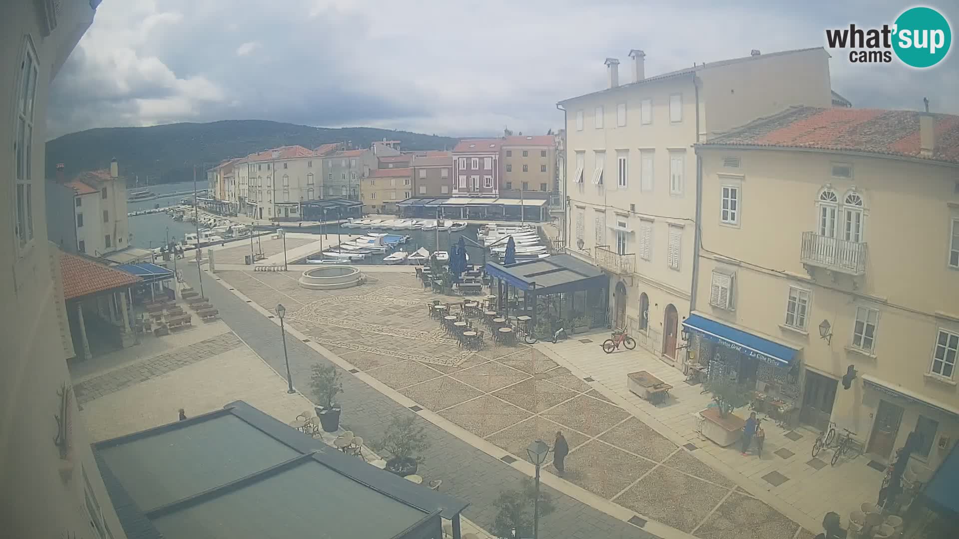 Cámara en vivo ciudad de Cres – plaza principal y “mandrač” – isla de Cres – Croacia