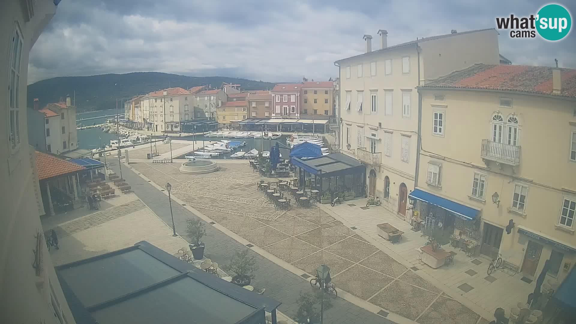 Web kamera Grad Cres – glavni trg i “mandrač” – otok Cres