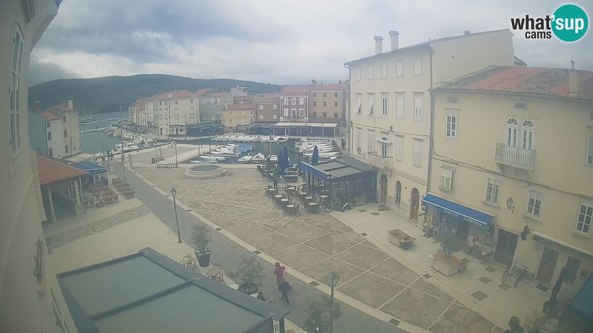 V ŽIVO spletna kamera Cres mesto – glavni trg in “mandrač” – otok Cres – Hrvaška