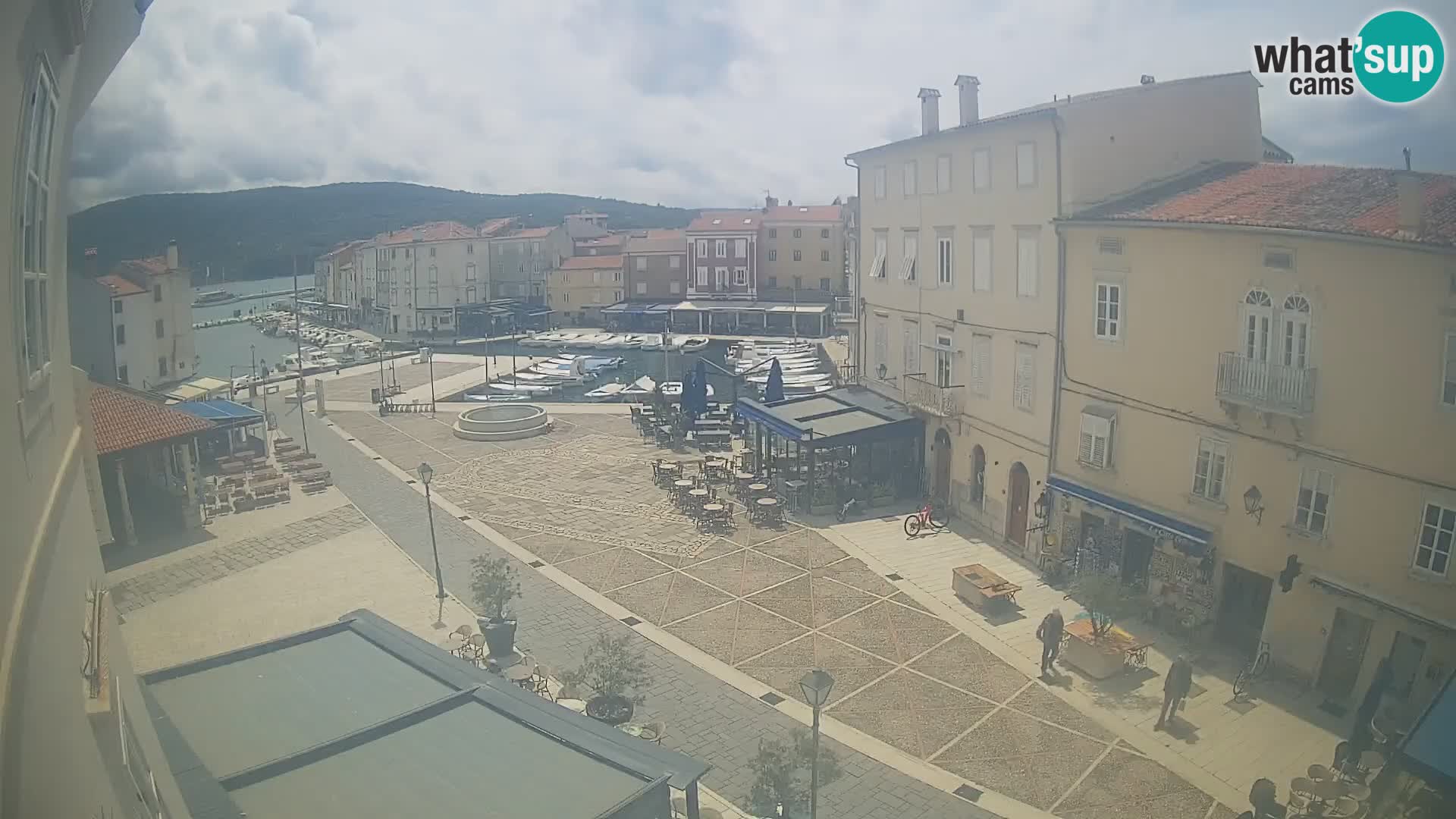 V ŽIVO spletna kamera Cres mesto – glavni trg in “mandrač” – otok Cres – Hrvaška