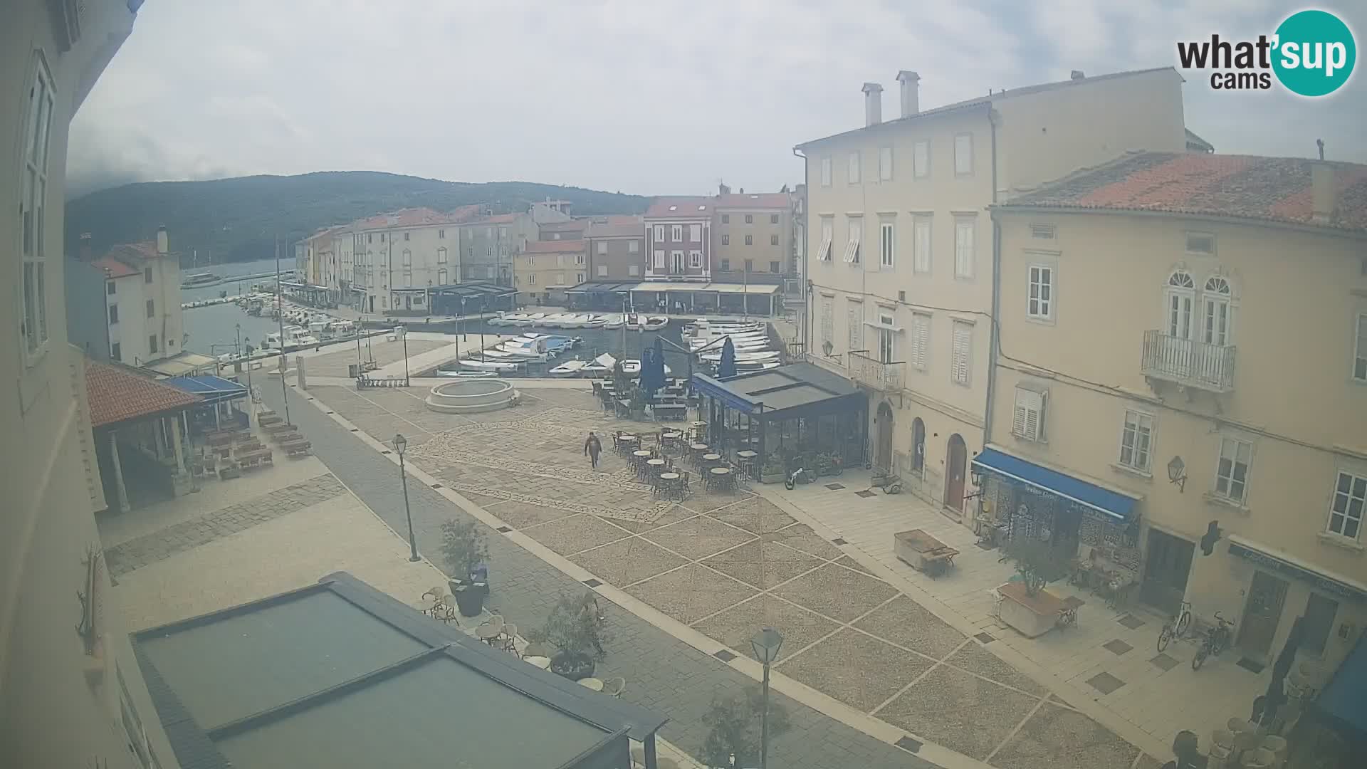 V ŽIVO spletna kamera Cres mesto – glavni trg in “mandrač” – otok Cres – Hrvaška