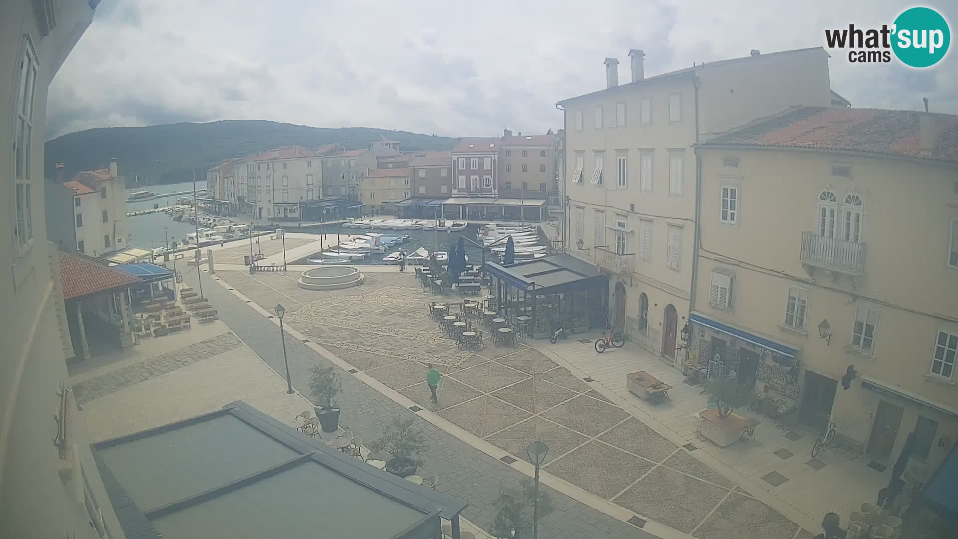 Web kamera Grad Cres – glavni trg i “mandrač” – otok Cres