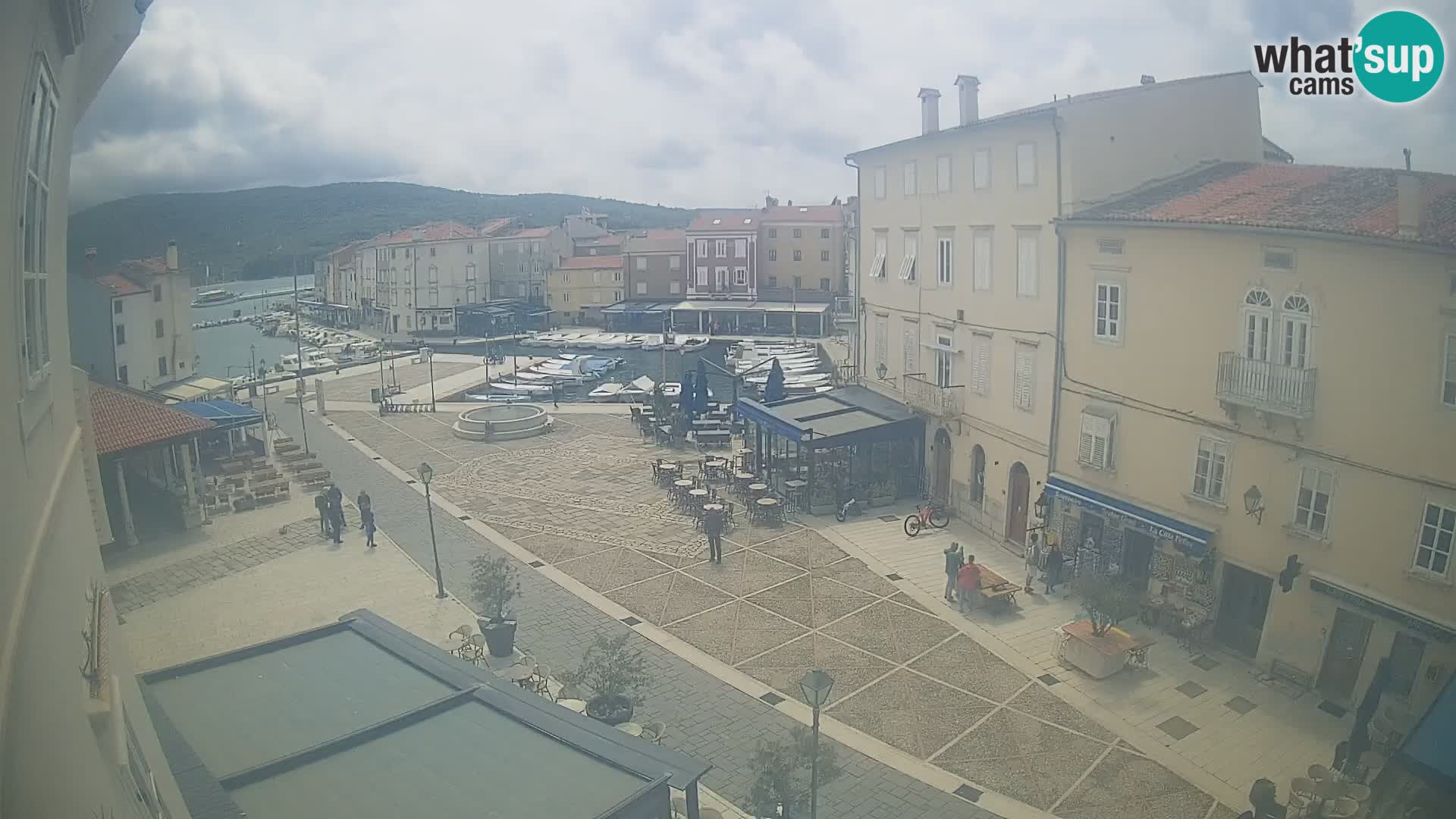 Web kamera Grad Cres – glavni trg i “mandrač” – otok Cres