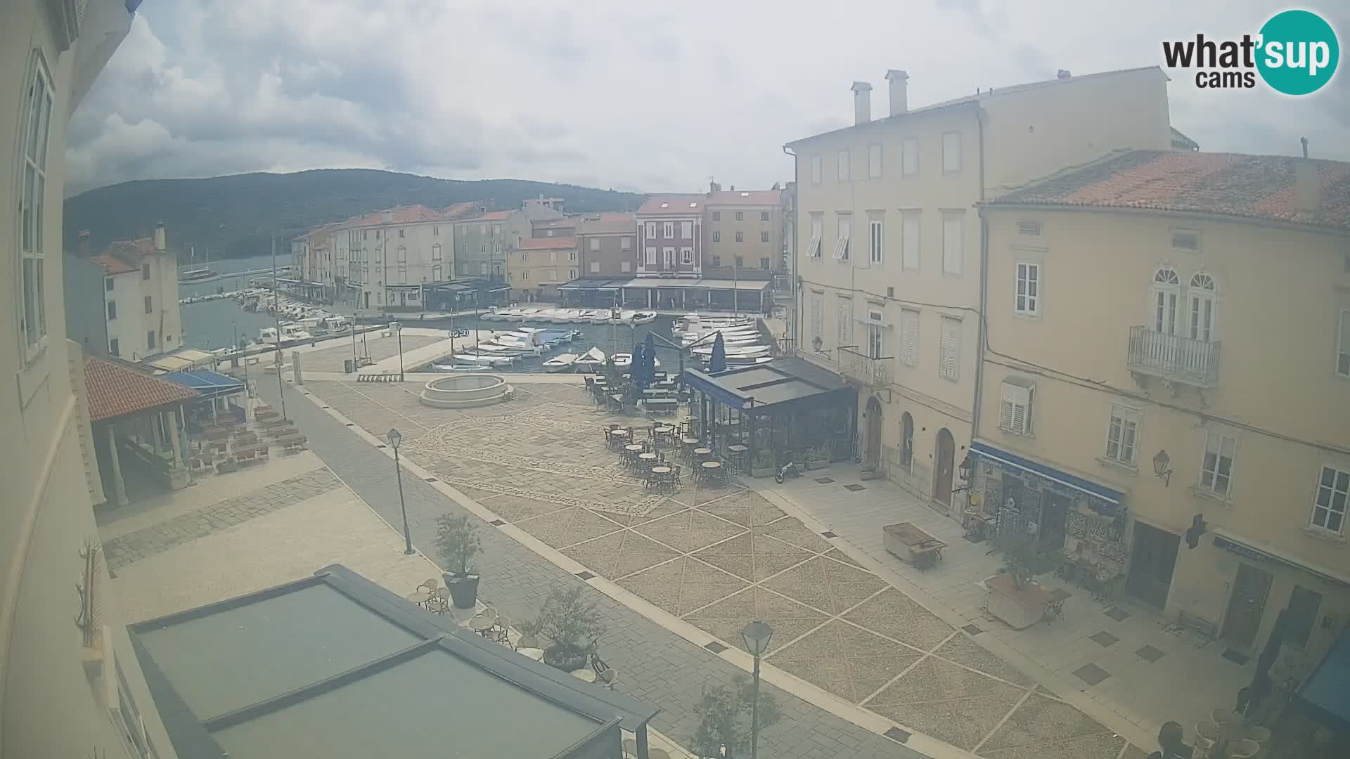 V ŽIVO spletna kamera Cres mesto – glavni trg in “mandrač” – otok Cres – Hrvaška