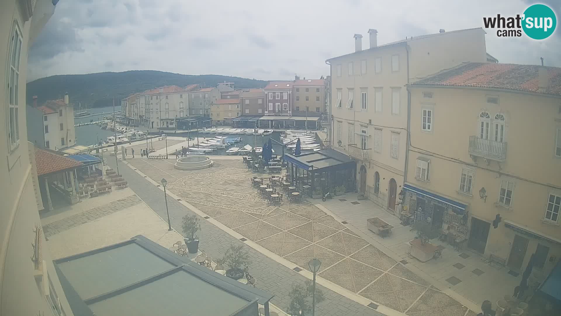 V ŽIVO spletna kamera Cres mesto – glavni trg in “mandrač” – otok Cres – Hrvaška