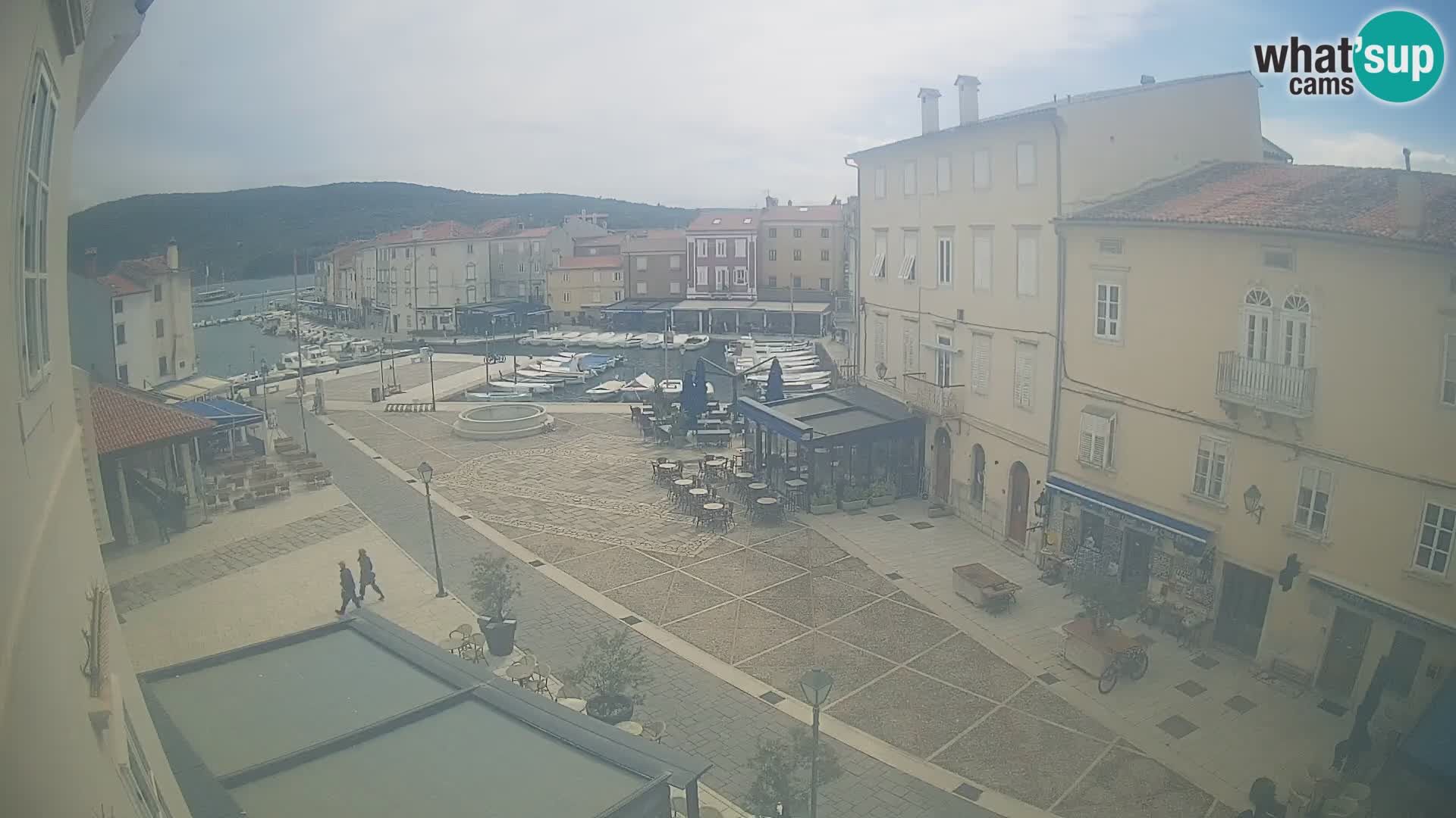 Web kamera Grad Cres – glavni trg i “mandrač” – otok Cres
