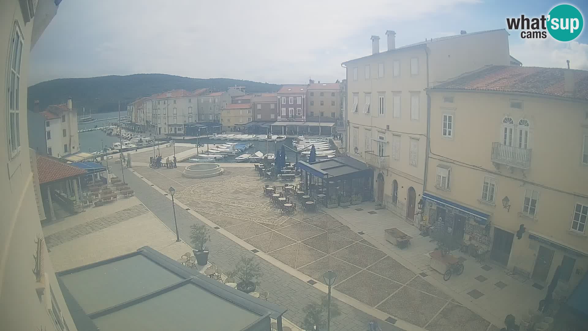 V ŽIVO spletna kamera Cres mesto – glavni trg in “mandrač” – otok Cres – Hrvaška