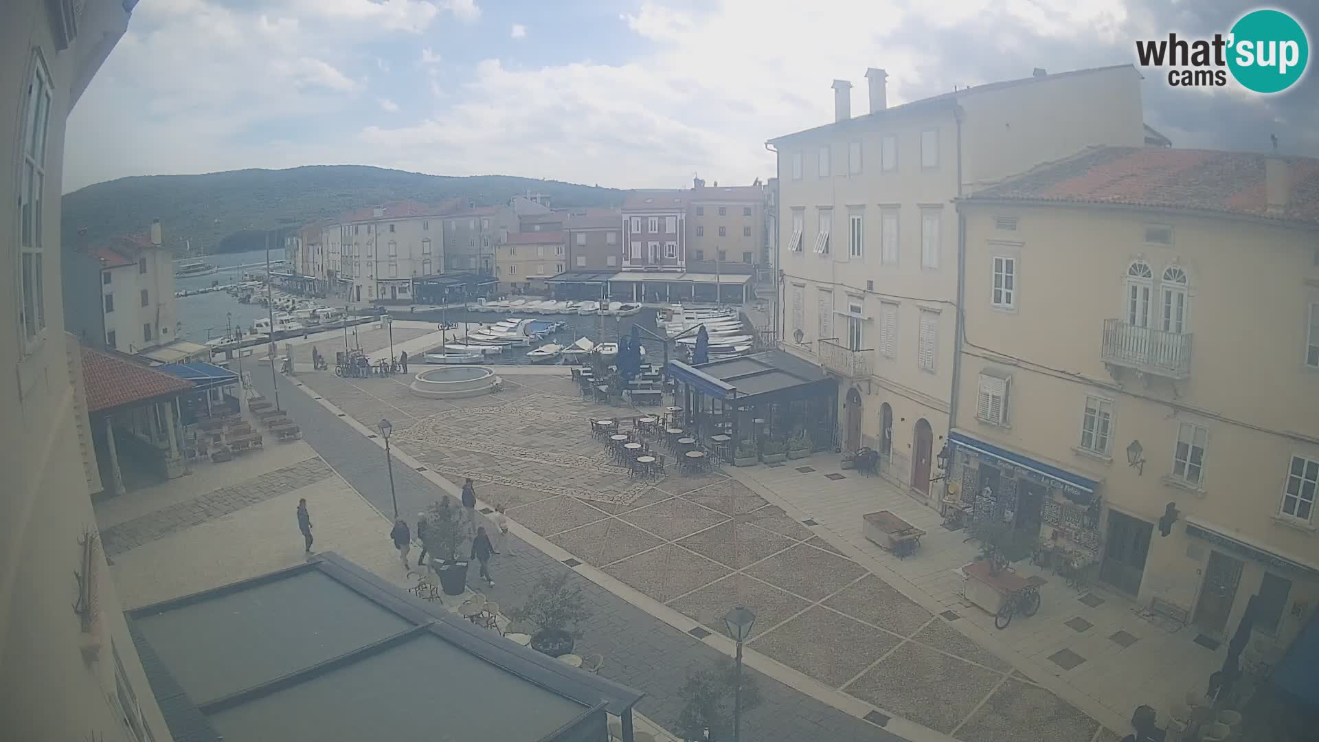 LIVE cam Cres city – place principale et “mandrač” – île de Cres – Croatie