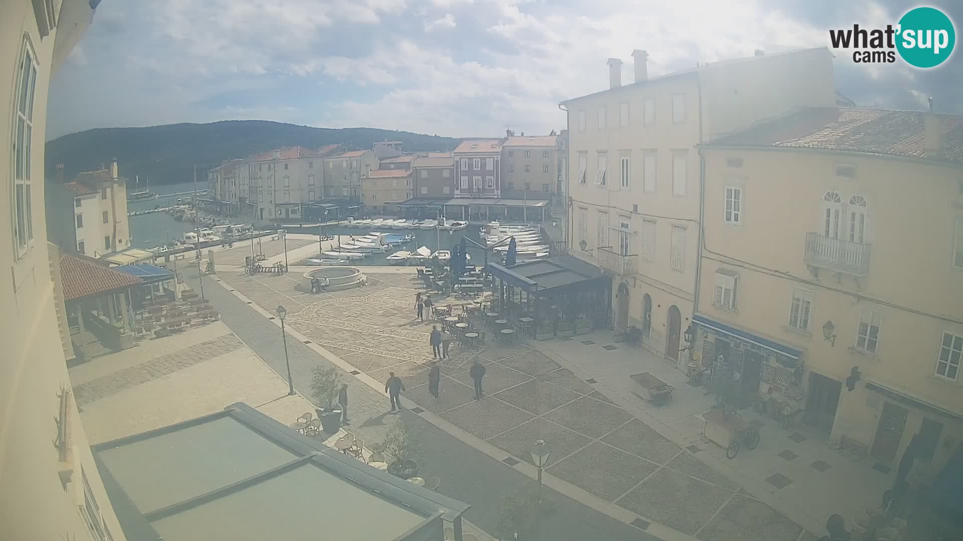 Web kamera Grad Cres – glavni trg i “mandrač” – otok Cres