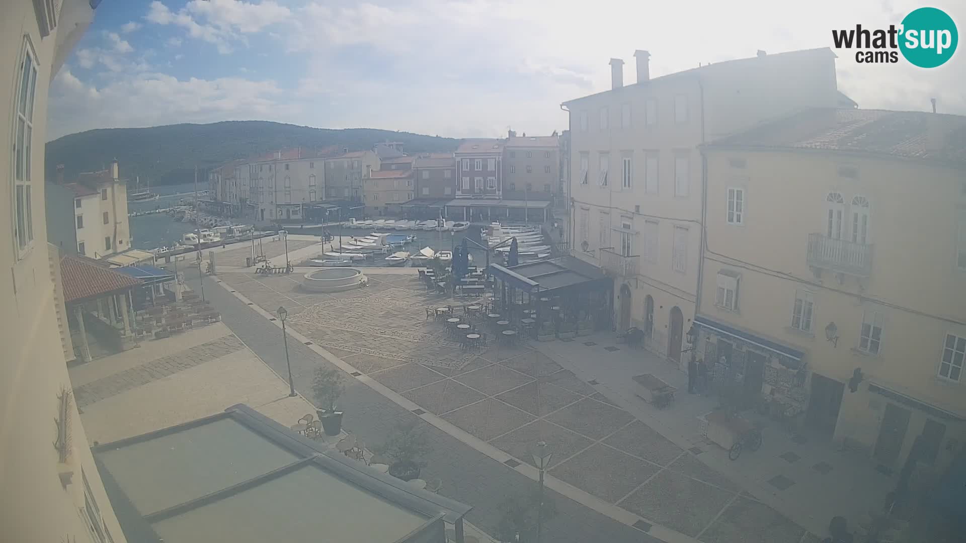 V ŽIVO spletna kamera Cres mesto – glavni trg in “mandrač” – otok Cres – Hrvaška